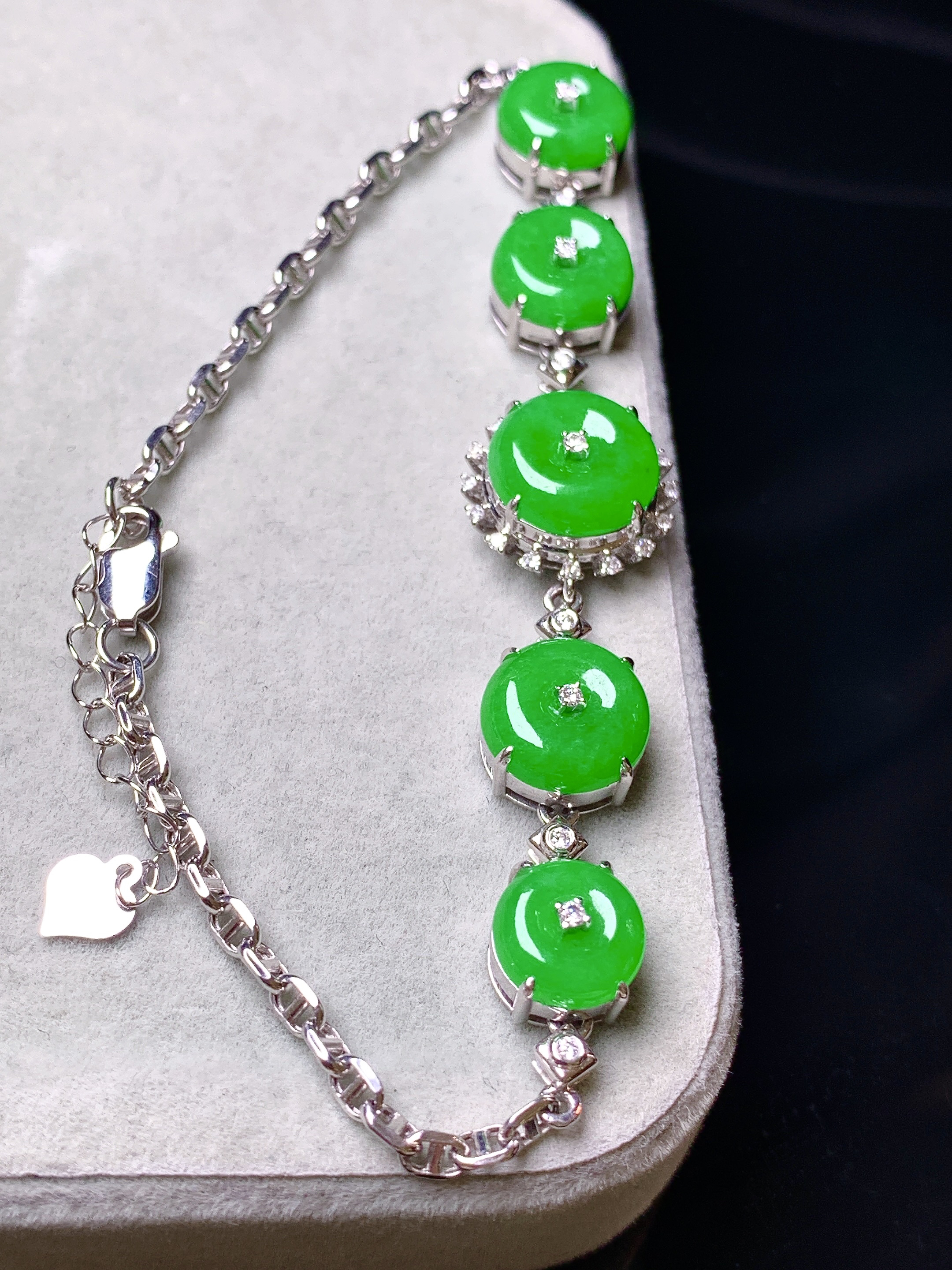 18k金钻镶嵌阳绿平安扣手链 玉质细腻 色泽艳丽清新 水润亮眼 整体尺寸165*12.5*6.5L2