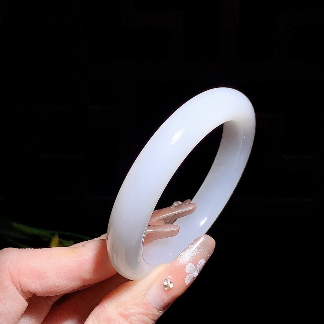 和田玉54.5圈口羊脂白手镯！玉质细腻油润 底色纯净 无裂无杂 脂粉好，品质高。