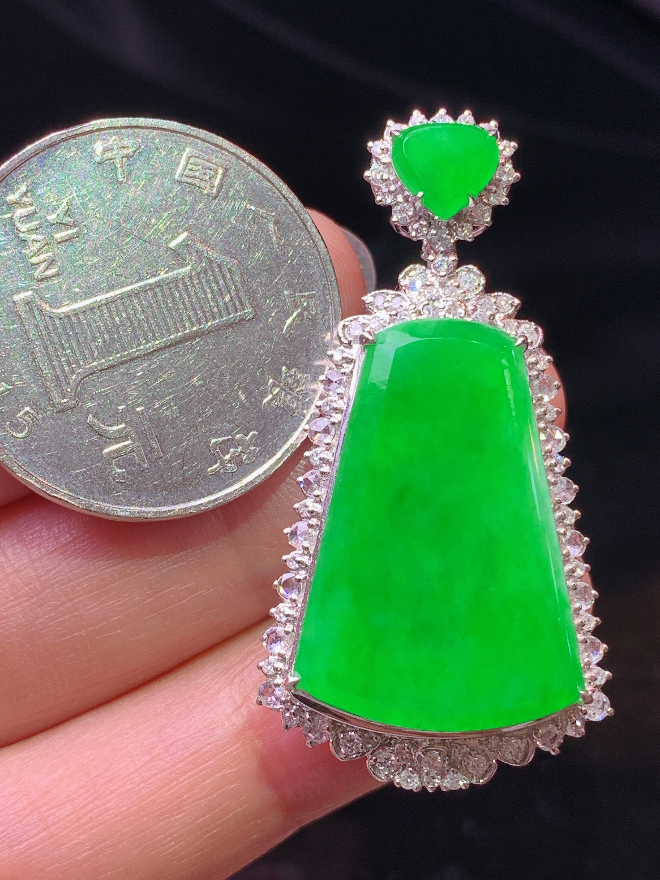 18k金钻镶嵌阳绿无事牌吊坠 玉质细腻 色泽艳丽清新 水润亮眼 整体尺寸41.5*21.2*9.8j2