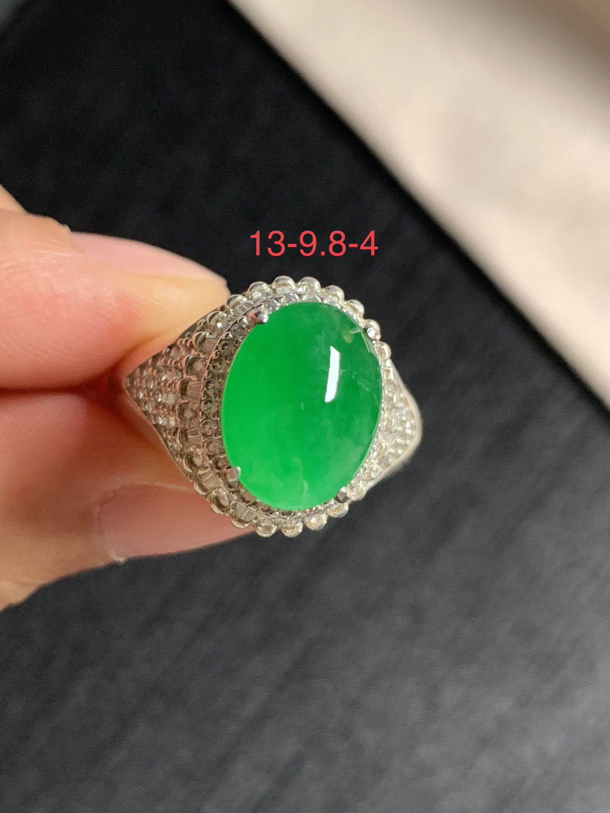 冰阳绿戒面
无纹裂，种好色好品相好，色泽艳丽纯正，老坑种冰透水灵