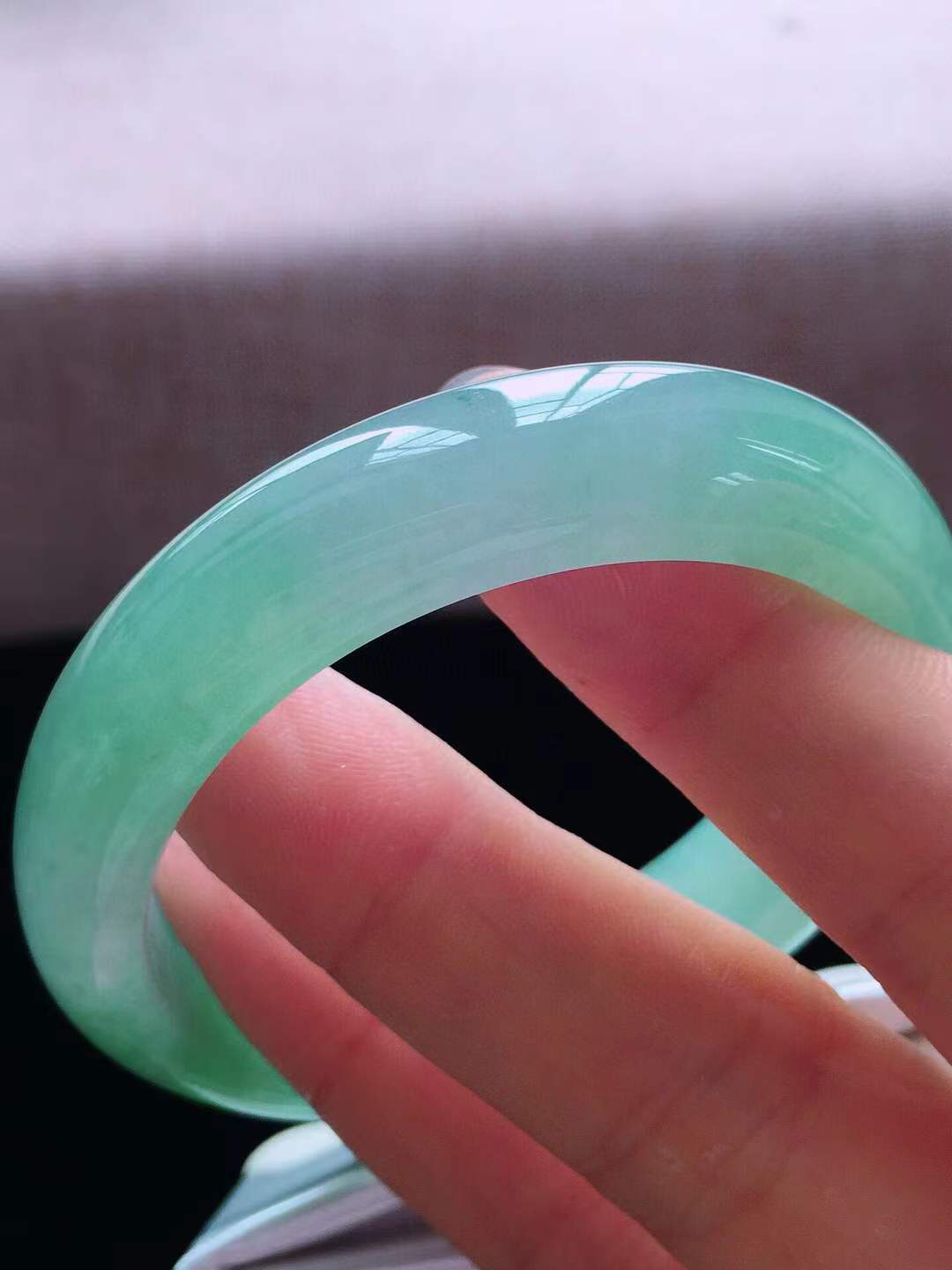 【翡翠名称】老种冰紫晴绿56.5正圈口手镯
【翡翠尺寸】56.5*47.8*12*7mm适合54-56正圈口佩戴
【翡翠描述】宝贝种老水足，玉质细腻，色泽靓丽，性价比高，佩戴效果好！
【其它赠送】权威证书/精美挂绳盒子/支持全国复检