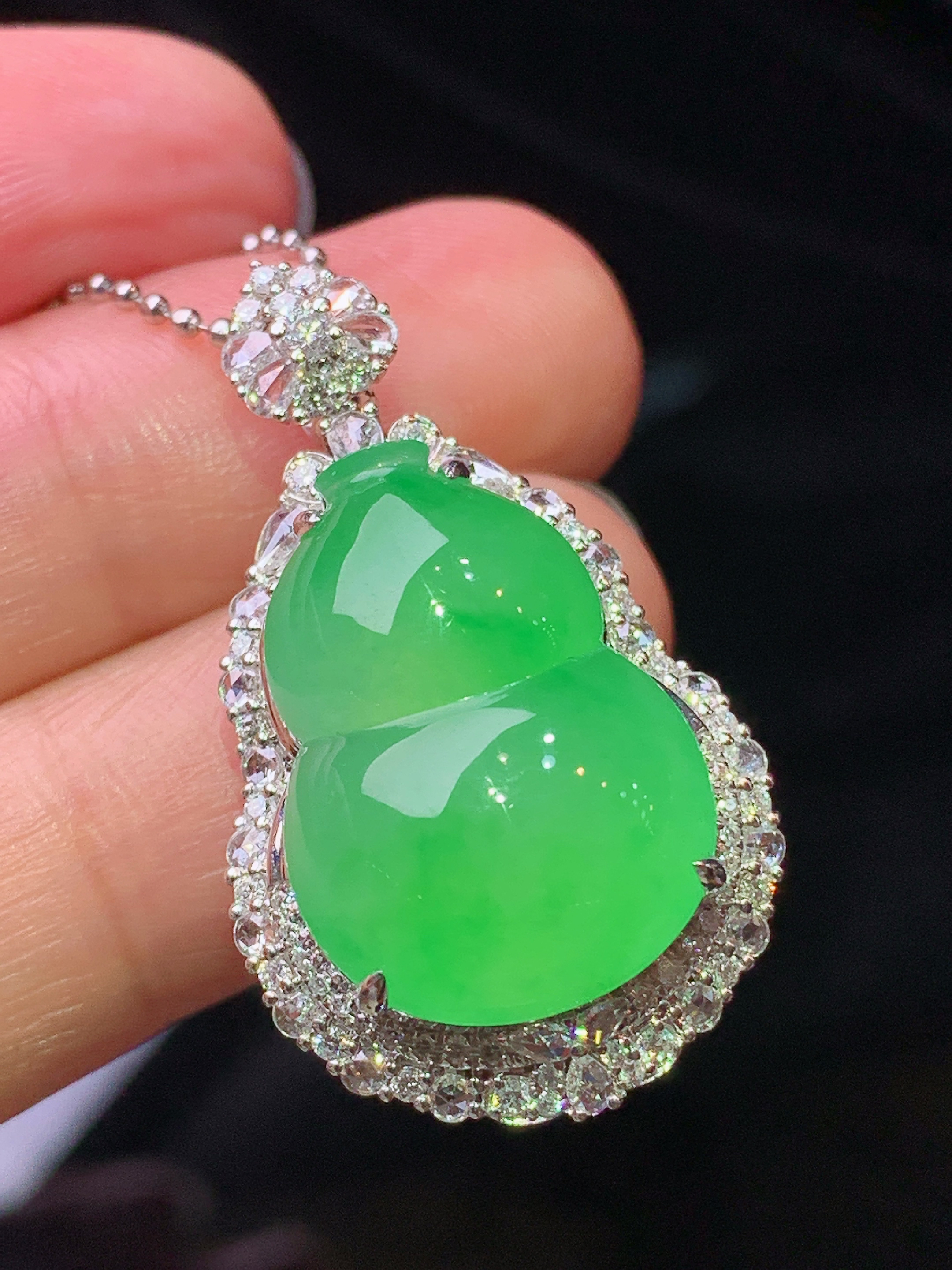 18k金钻镶嵌翠绿葫芦吊坠 玉质细腻 色泽艳丽清新 水润亮眼 整体尺寸32*18.8*12.6m5