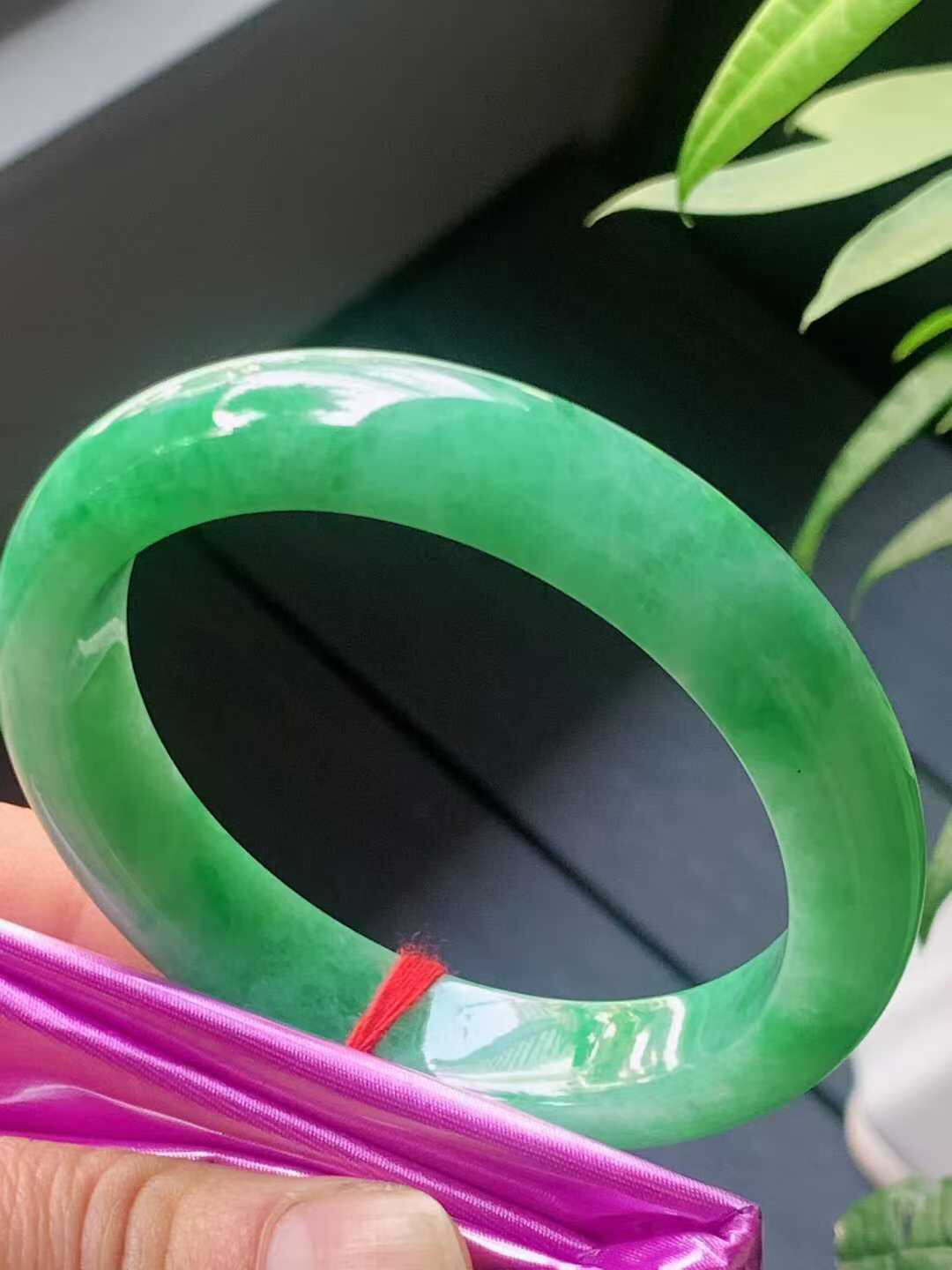 【翡翠名称】老种满色阳绿56.8正圈口手镯
【翡翠尺寸】56.8/12.3/8.7mm适合55.8-