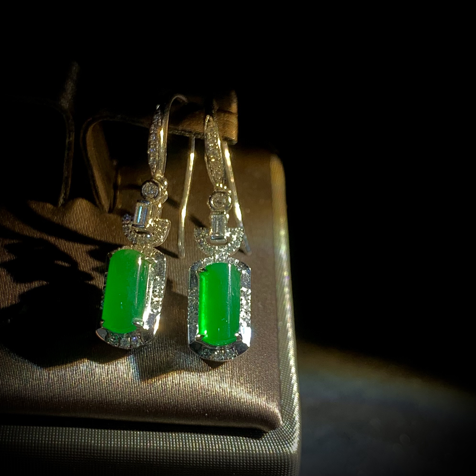 翡翠绿素面镶嵌耳坠，
裸石约8-4-2mm，整体27.2-5.8-5.6mm，
3.26g，18K金