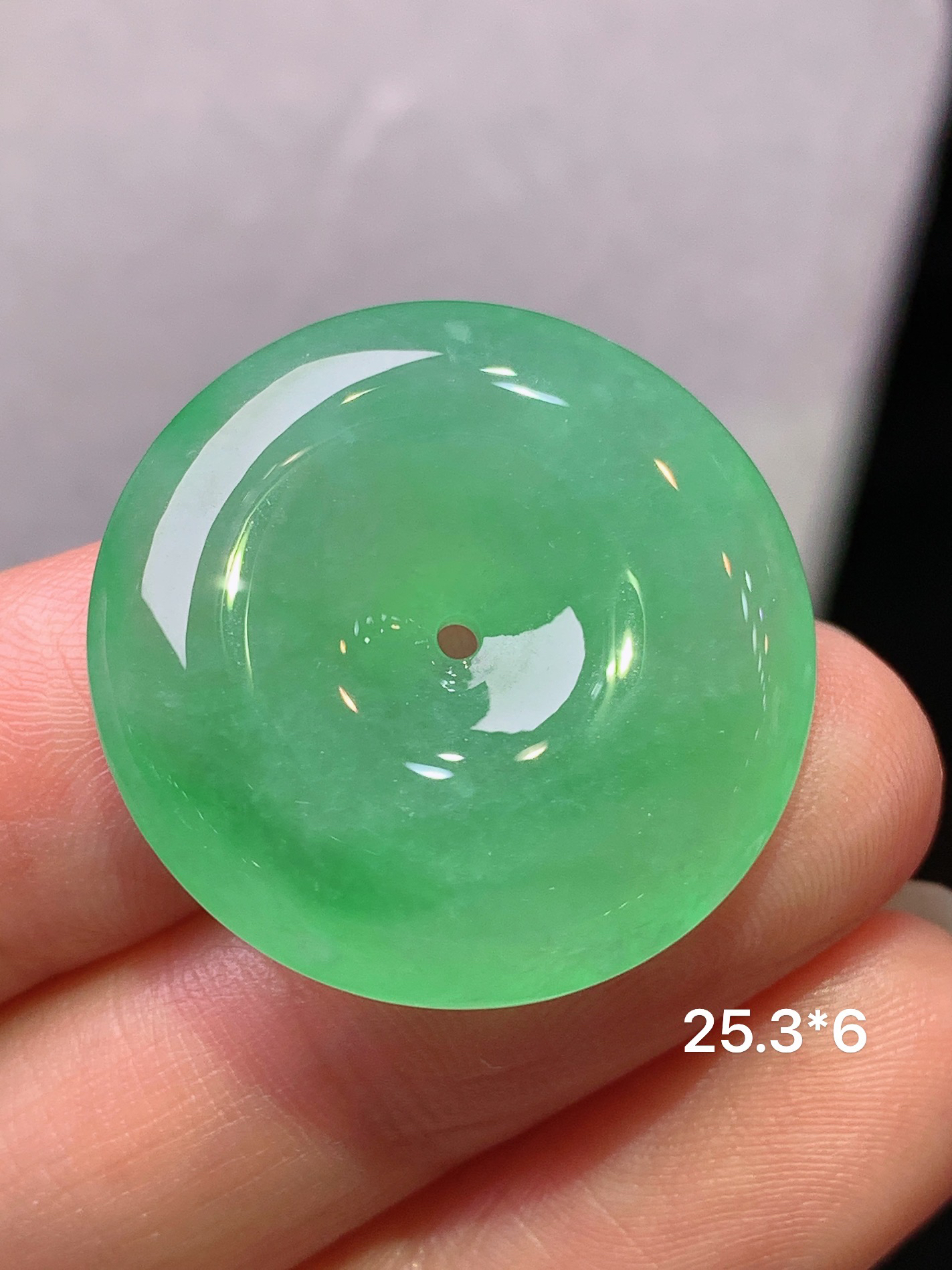 冰阳绿平安扣吊坠 玉质细腻 色泽艳丽清新 水润亮眼 整体尺寸25.3*6x1