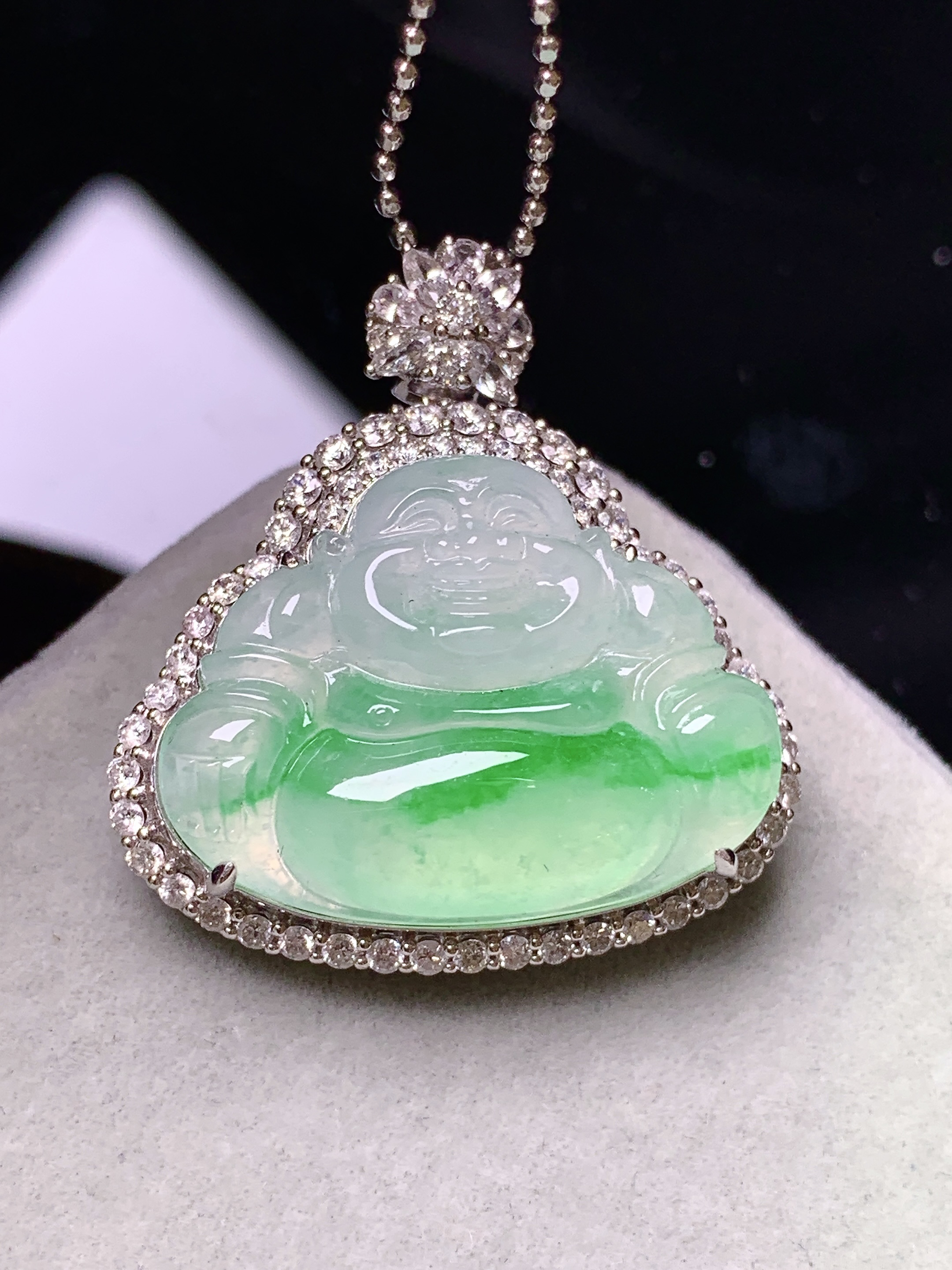 18k金钻镶嵌冰种飘绿佛公吊坠 玉质细腻 色泽艳丽清新 水润亮眼 整体尺寸29*26.8*10.8m4