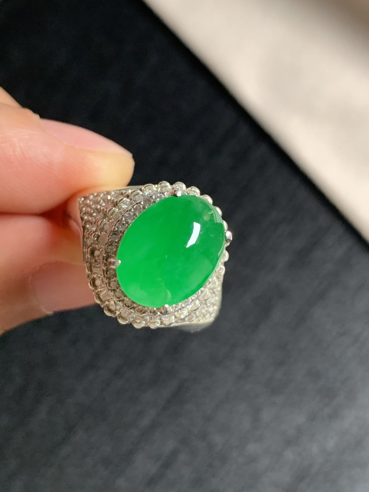 冰阳绿戒面
无纹裂，种好色好品相好，色泽艳丽纯正，老坑种冰透水灵