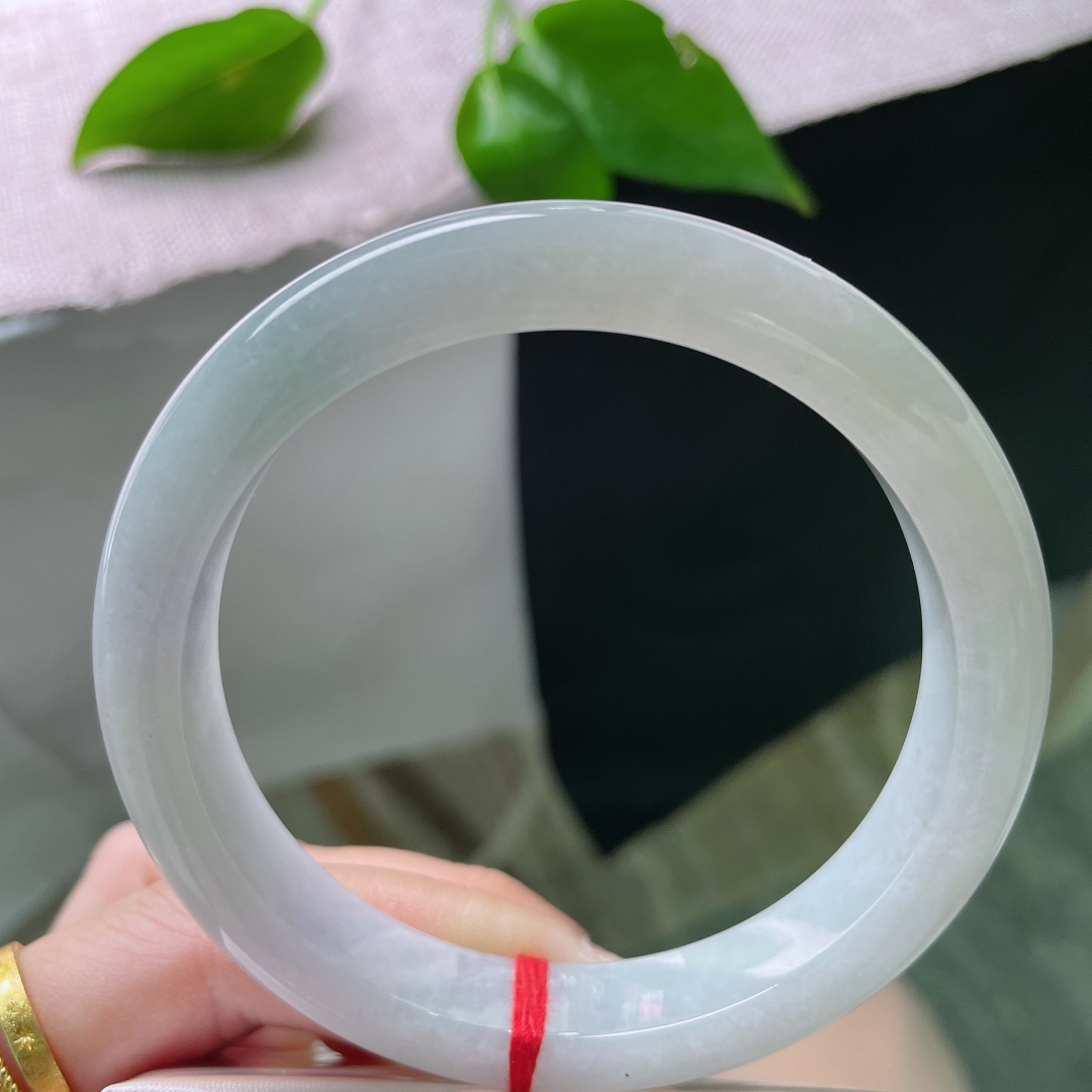 61.7/12/8.5，淡绿底正圈，大圈口，水润细腻，巧笑嫣然，无裂，ss47804a