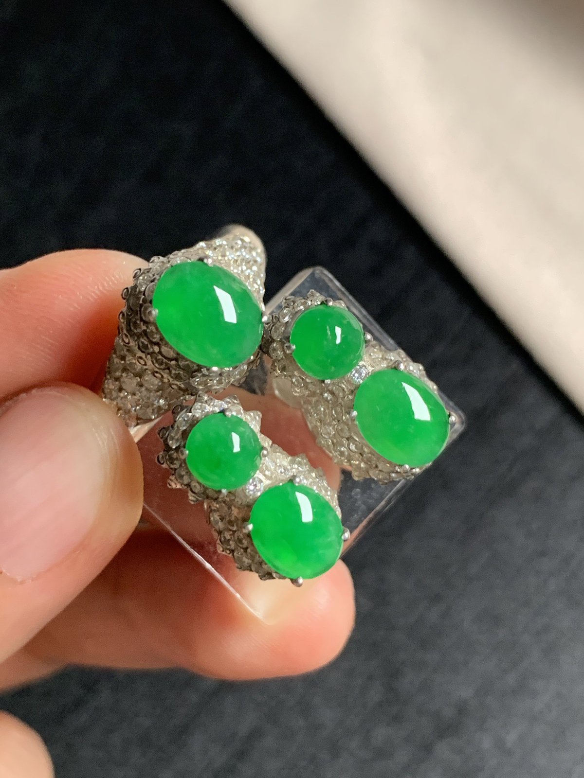 冰阳绿耳钉
种好色好，色泽艳丽纯正，质地细腻水灵