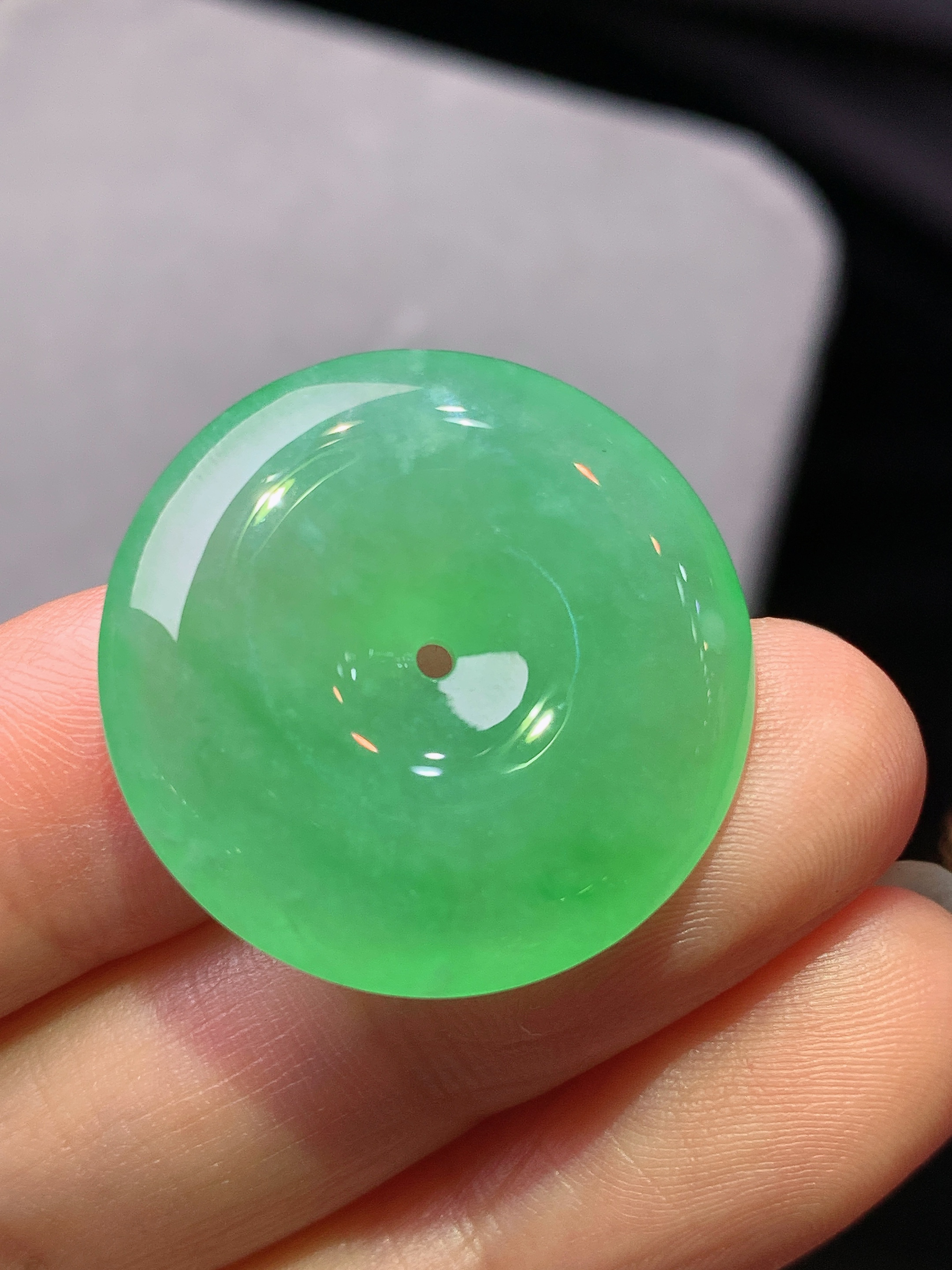 冰阳绿平安扣吊坠 玉质细腻 色泽艳丽清新 水润亮眼 整体尺寸25.3*6x1