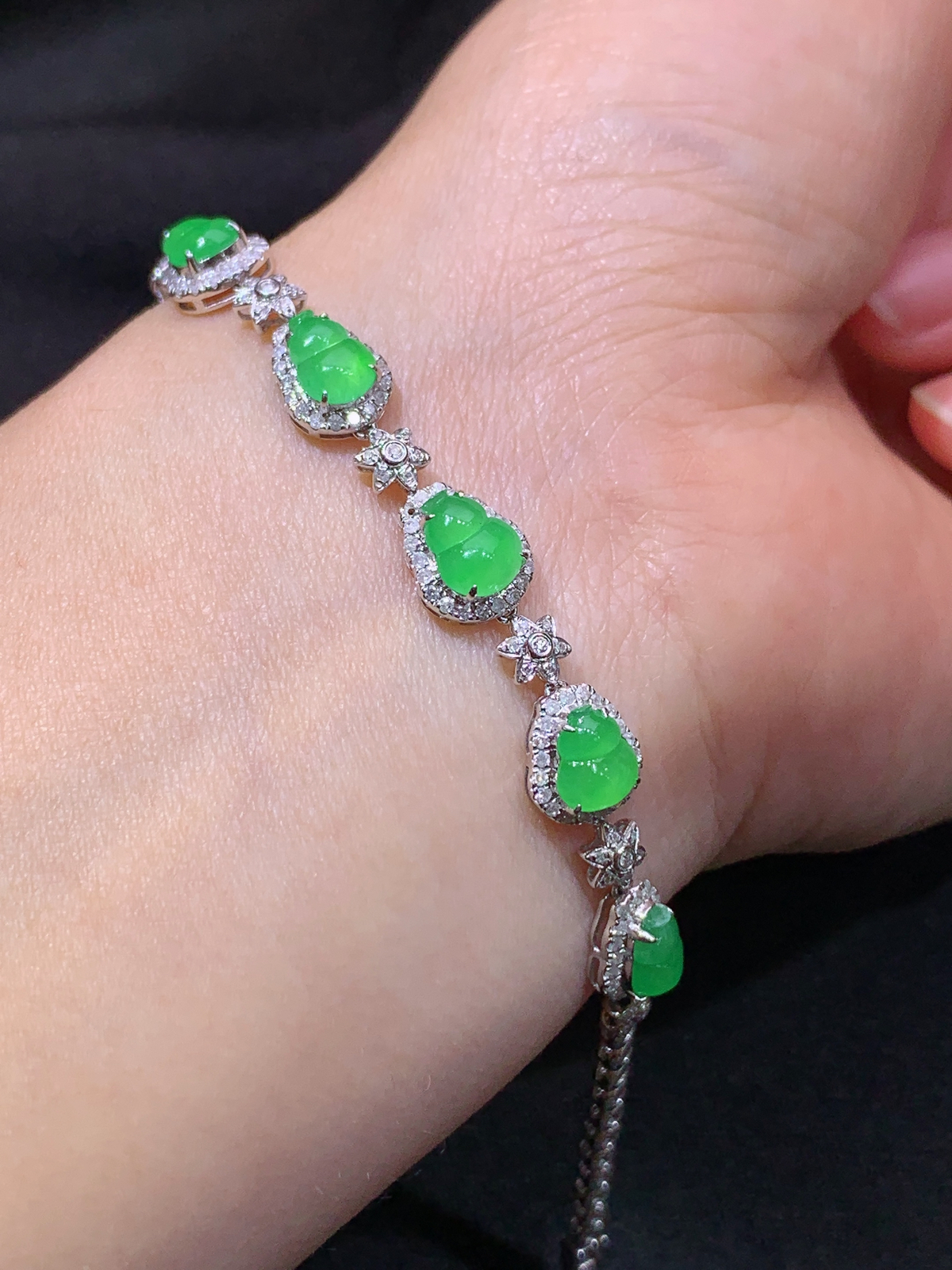 冰阳绿葫芦手链，18k金镶嵌，款式新颖，冰润色阳，种水足，Aq 尺寸6.8*5.3*2.2