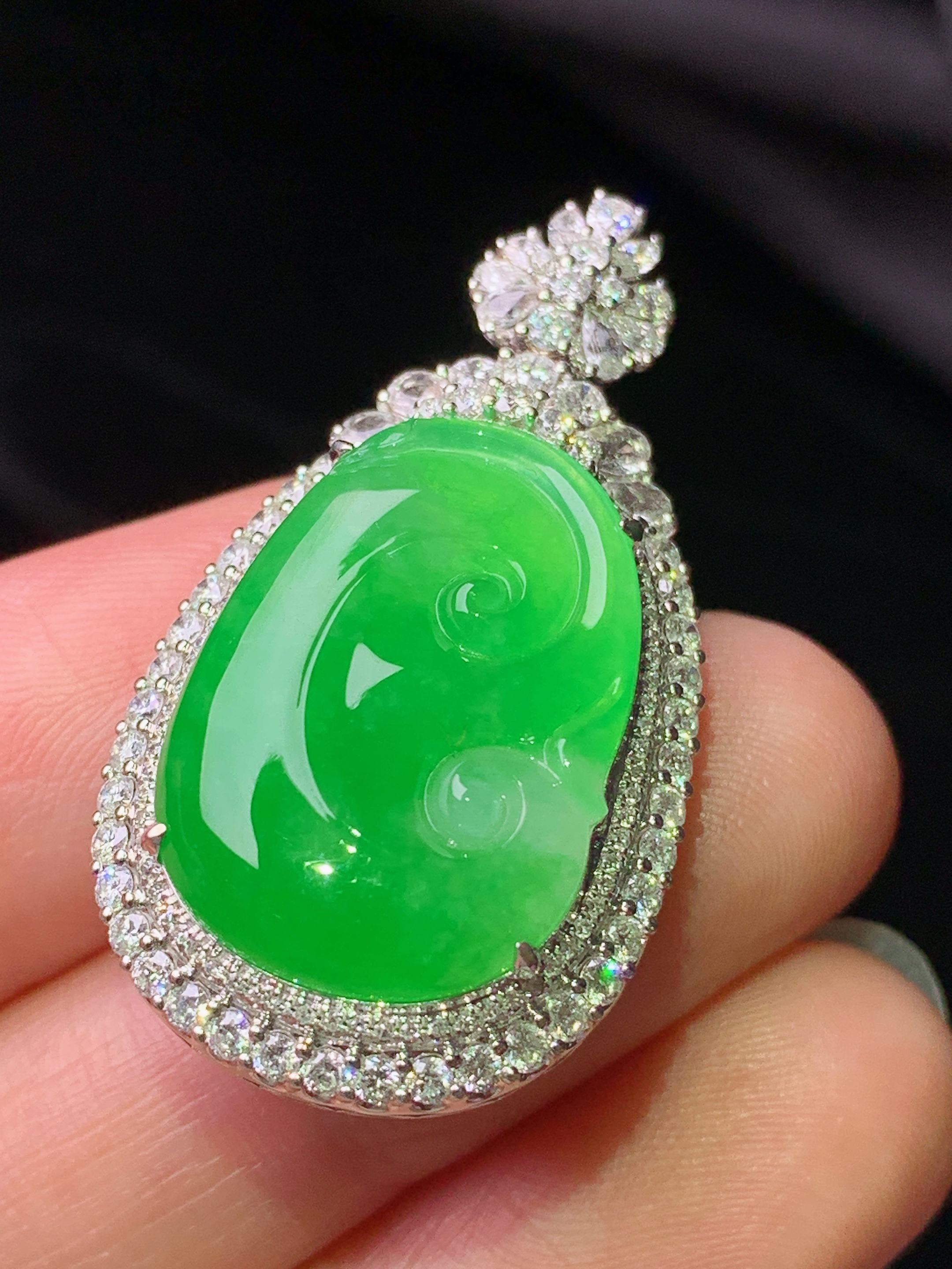 18k金钻镶嵌吊坠 玉质细腻 色泽艳丽清新 水润亮眼 整体尺寸35.5*19.3*11.6m4