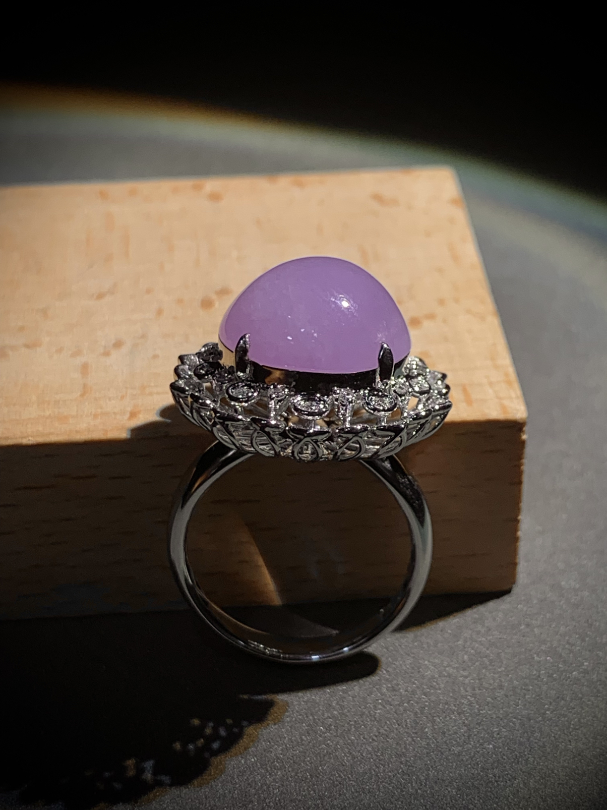 冰紫戒指，裸石16-15-9.5mm，
台面整体23.5-22.5-15mm，9.55g，
15#，