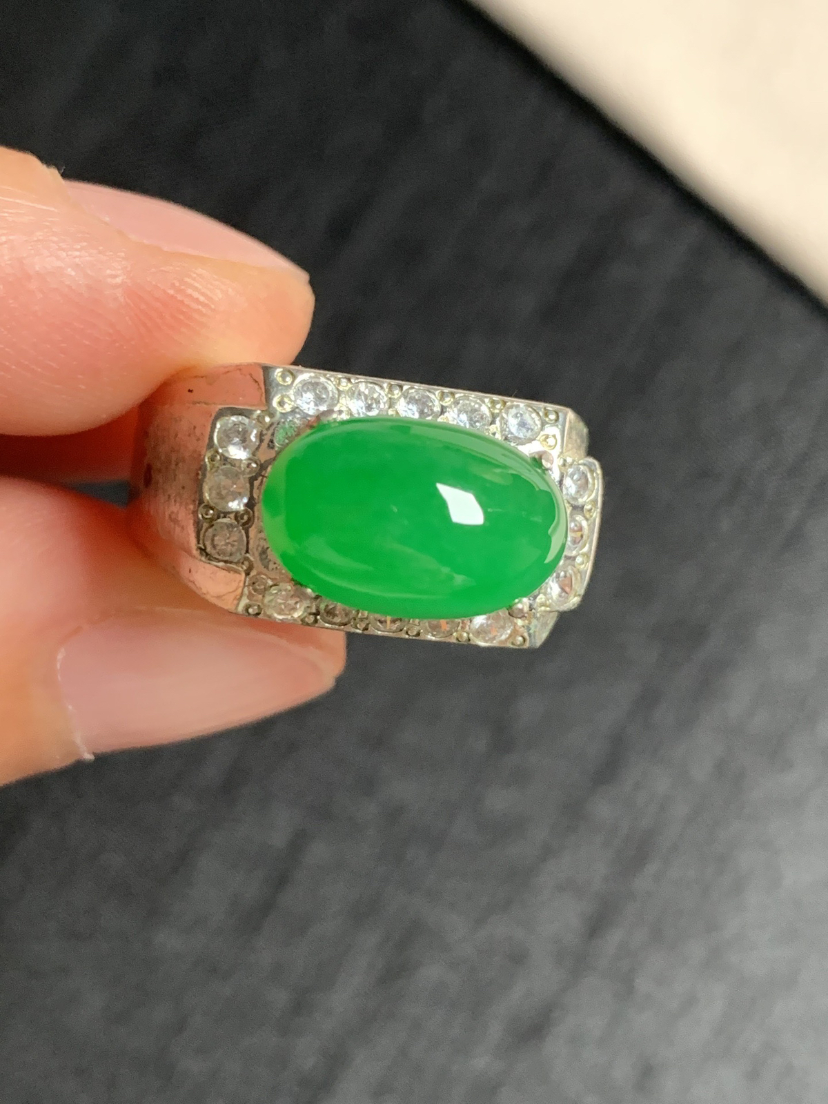 冰阳绿马鞍戒面
种好色好品相好，色泽浓郁艳丽，质地细腻水灵饱满厚装