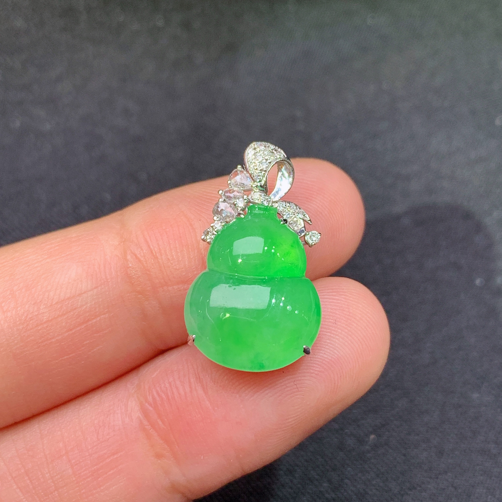 冰阳绿葫芦吊坠，18k金镶嵌，冰润色阳，玉质细腻，种水足，Y4 尺寸20.3*11.8*7