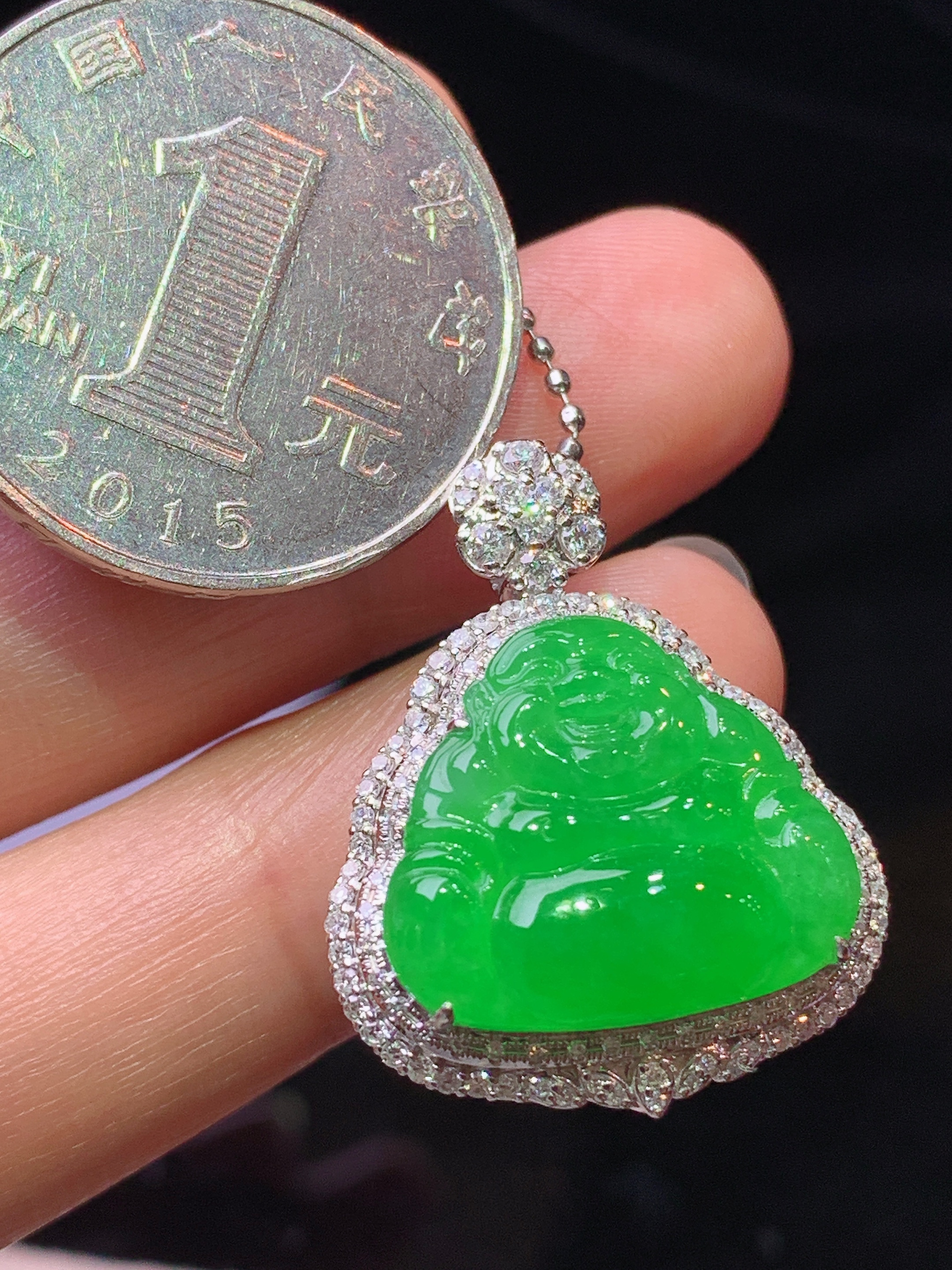 18k金钻镶嵌阳绿佛公吊坠 玉质细腻 色泽艳丽清新 水润亮眼 整体尺寸27*21.6*10.5m5