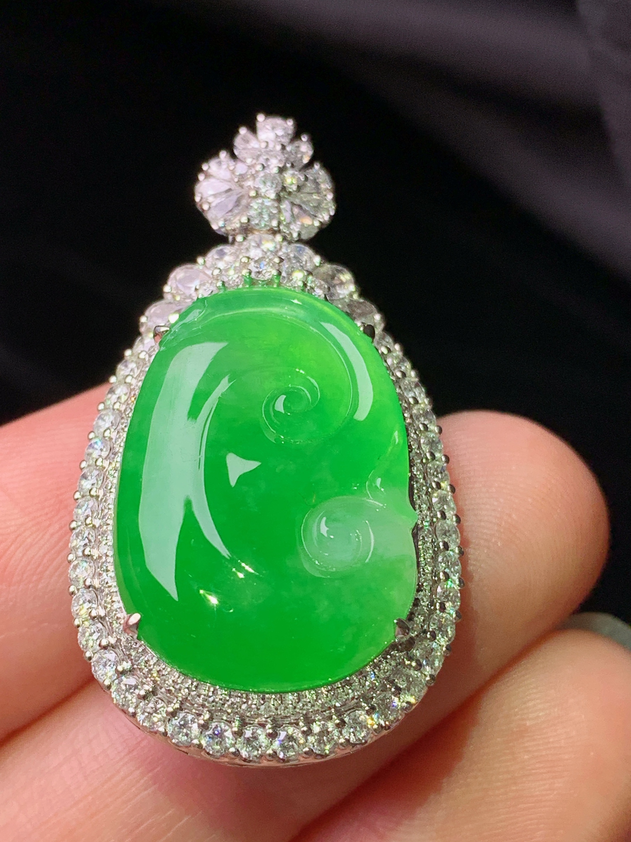 18k金钻镶嵌吊坠 玉质细腻 色泽艳丽清新 水润亮眼 整体尺寸35.5*19.3*11.6m4