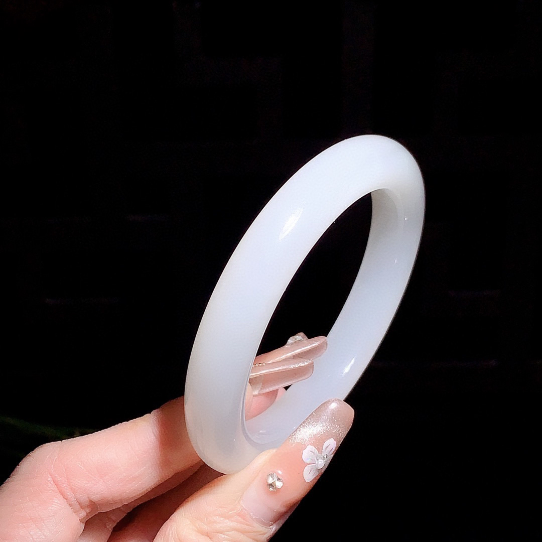 和田玉58圈口羊脂白手镯！玉质细腻油润 底色纯净 无裂无杂 脂粉好，品质高。