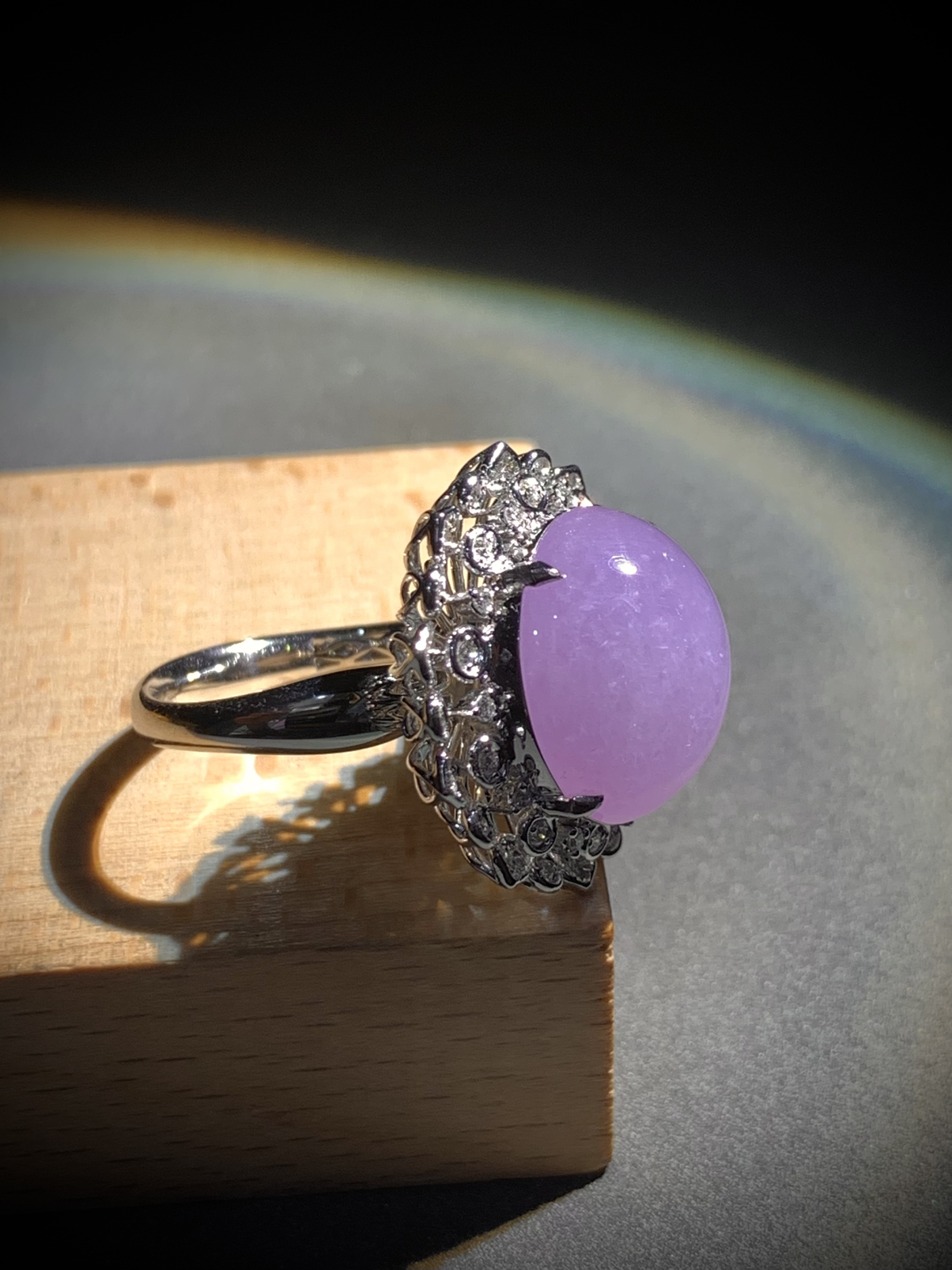 冰紫戒指，裸石16-15-9.5mm，
台面整体23.5-22.5-15mm，9.55g，
15#，18K金，南非钻，