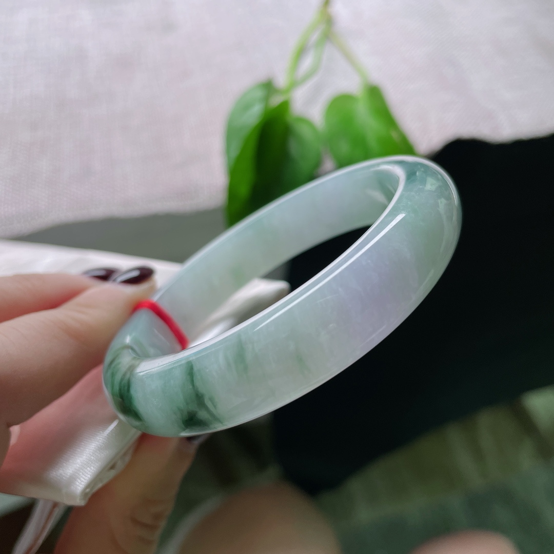 55.3/42.6/8.1，飘花正圈，紫底，一方玉镯，便收尽了 “紫气东来，江山入画” 的天地气象。晶体，ss50691a