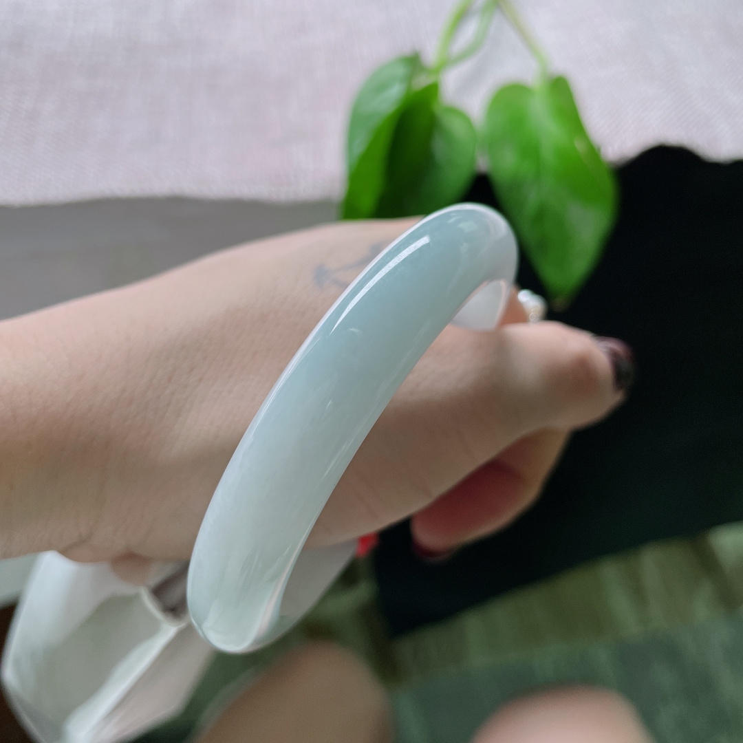 57.3/11.9/8.2，淡蓝色正圈，肉质细腻干净，清爽自然，娉婷袅娜，无裂，ss46315a