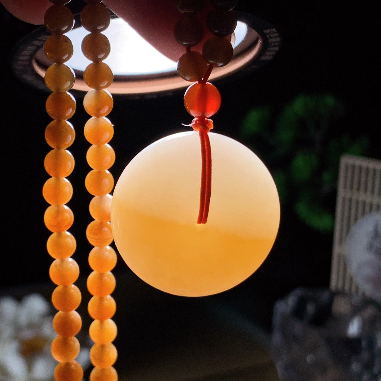 新疆和田玉且末糖平安扣挂件 尺寸28/14重44.8克。玉质细腻油润。手推出油。佩戴高端典雅。lt260415