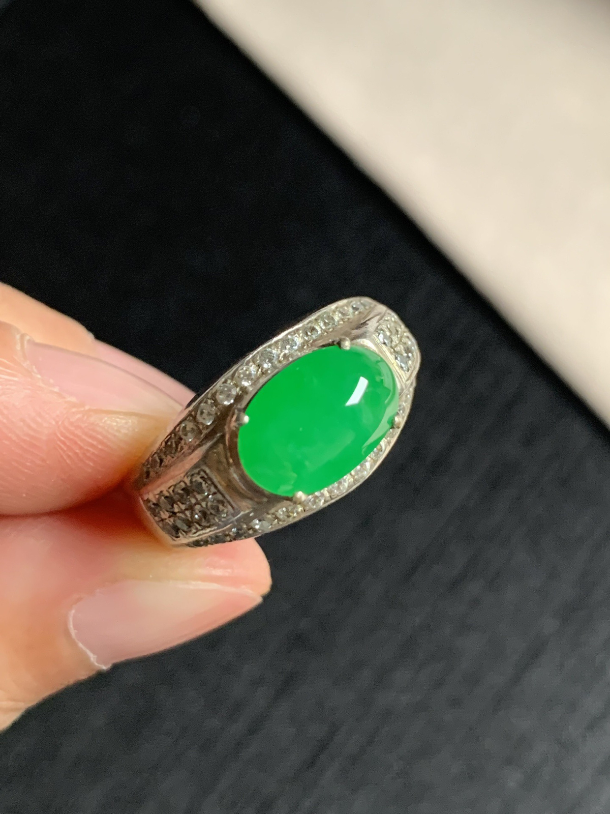 冰阳绿戒面
种好色好品相好，色泽艳丽明亮，质地细腻水灵饱满圆润