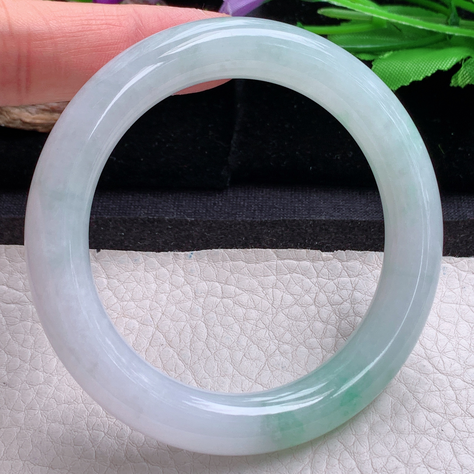 xc实拍56.8*11美人镯 天然缅甸翡翠a货手飘绿圆条玉镯子