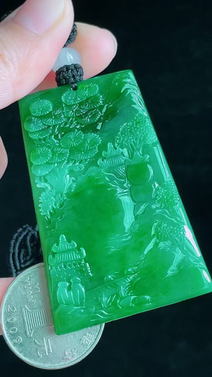 【翡翠名称】老坑种冰满绿山水牌吊坠挂件
【翡翠尺寸】56.6/38.4/5mm
【翡翠描述】宝贝种老水足，玉质细腻，色泽靓丽，性价比高，佩戴效果好！
【其它赠送】权威证书/精美挂绳盒子/支持全国复检