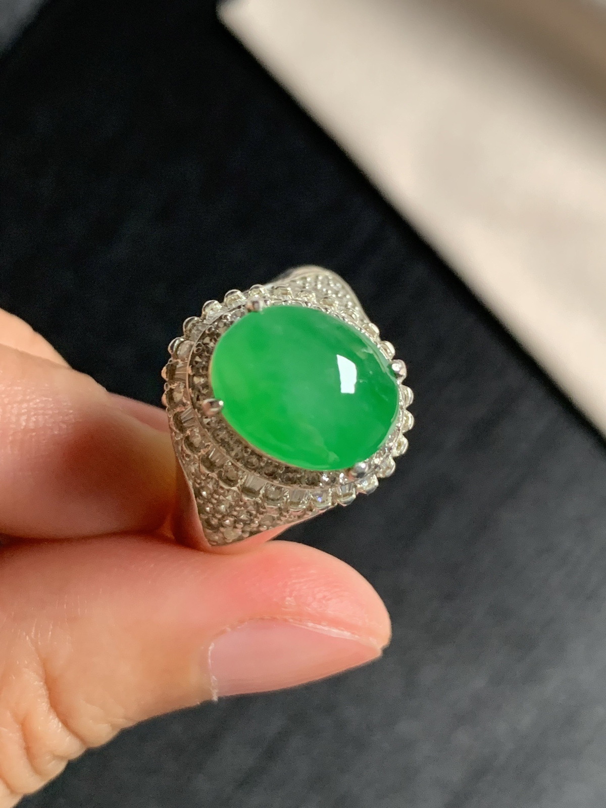 冰阳绿戒面
种好色好品相好，色泽艳丽纯正，老坑种冰透水灵饱满圆润