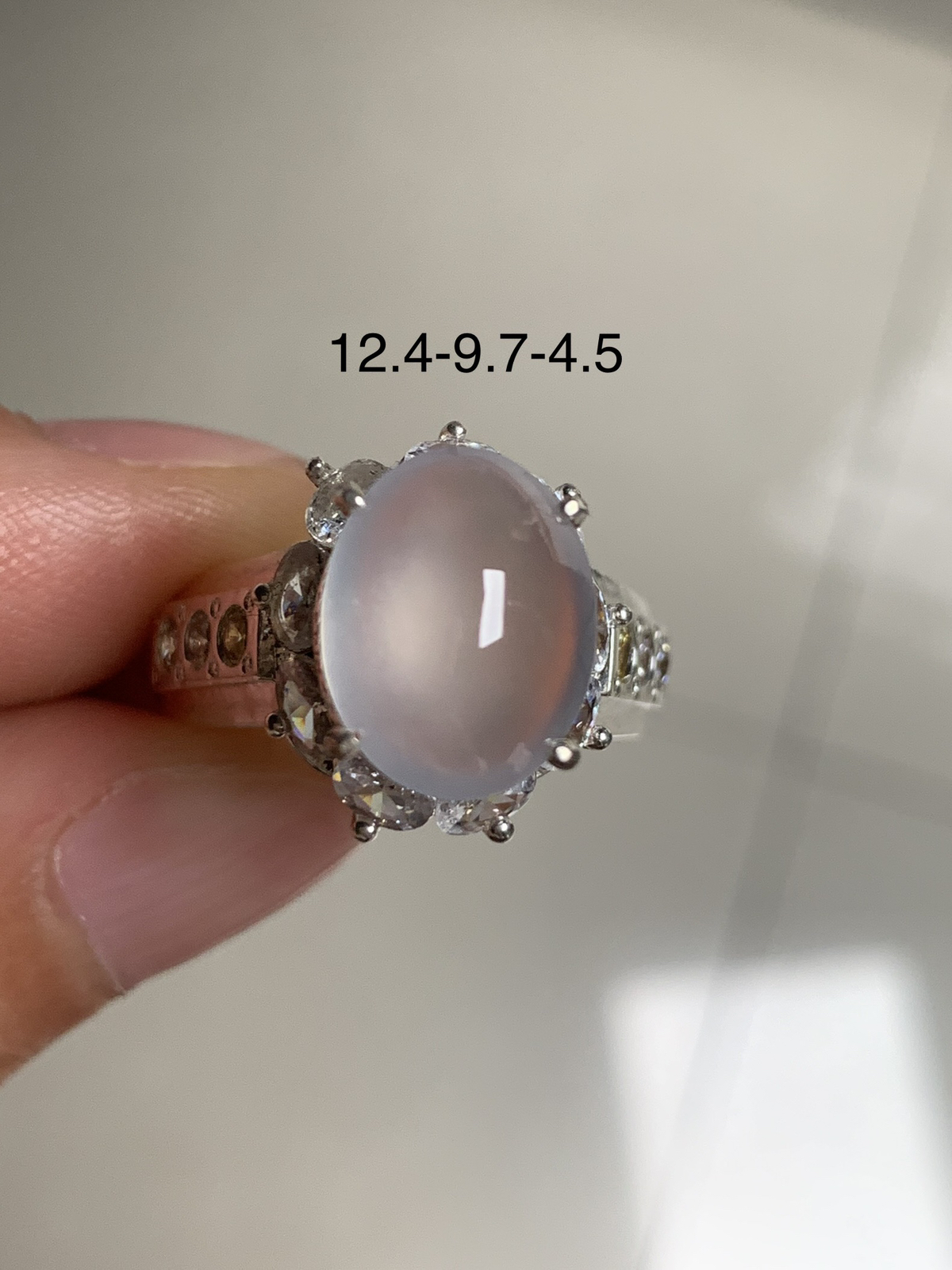 白冰戒面
老坑种冰透水灵，纯净饱满胶感十足