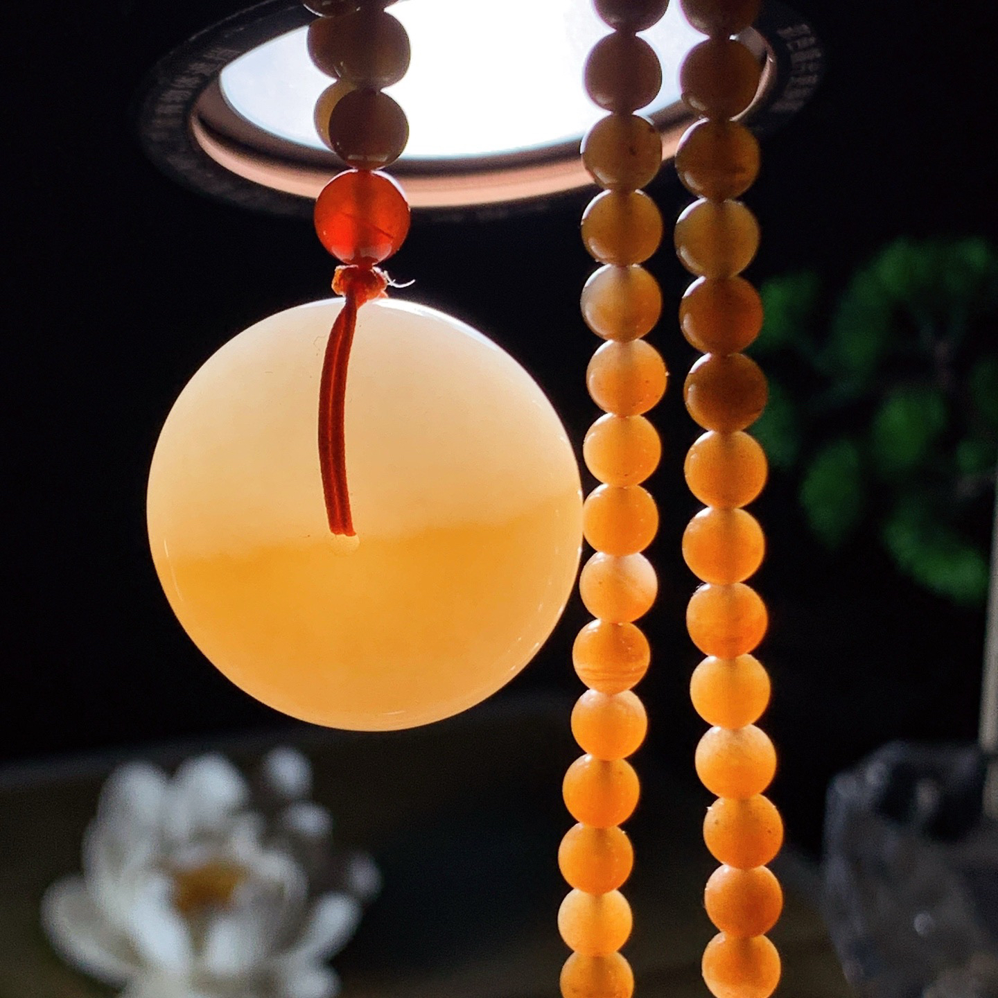 新疆和田玉且末糖平安扣挂件 尺寸28/14重44.8克。玉质细腻油润。手推出油。佩戴高端典雅。lt260415