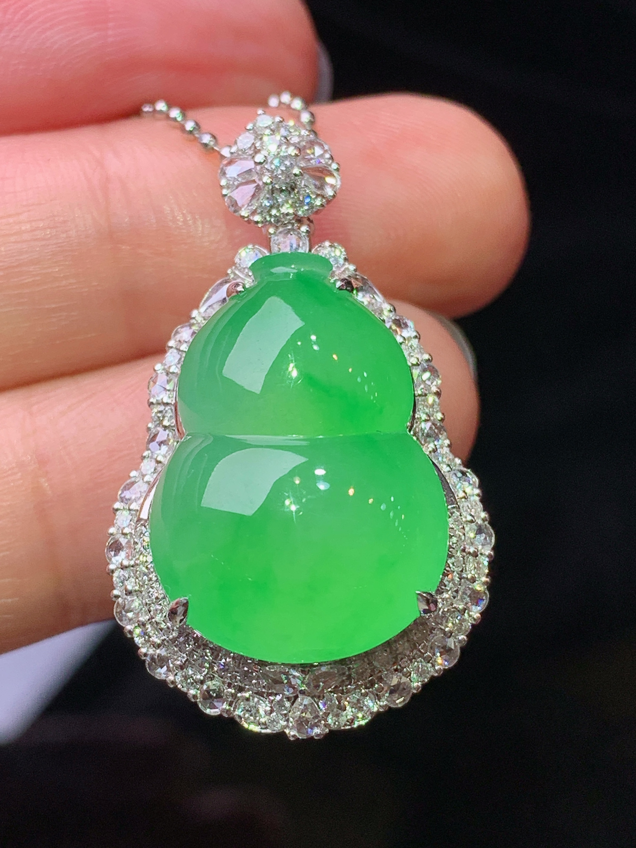 18k金钻镶嵌翠绿葫芦吊坠 玉质细腻 色泽艳丽清新 水润亮眼 整体尺寸32*18.8*12.6m5