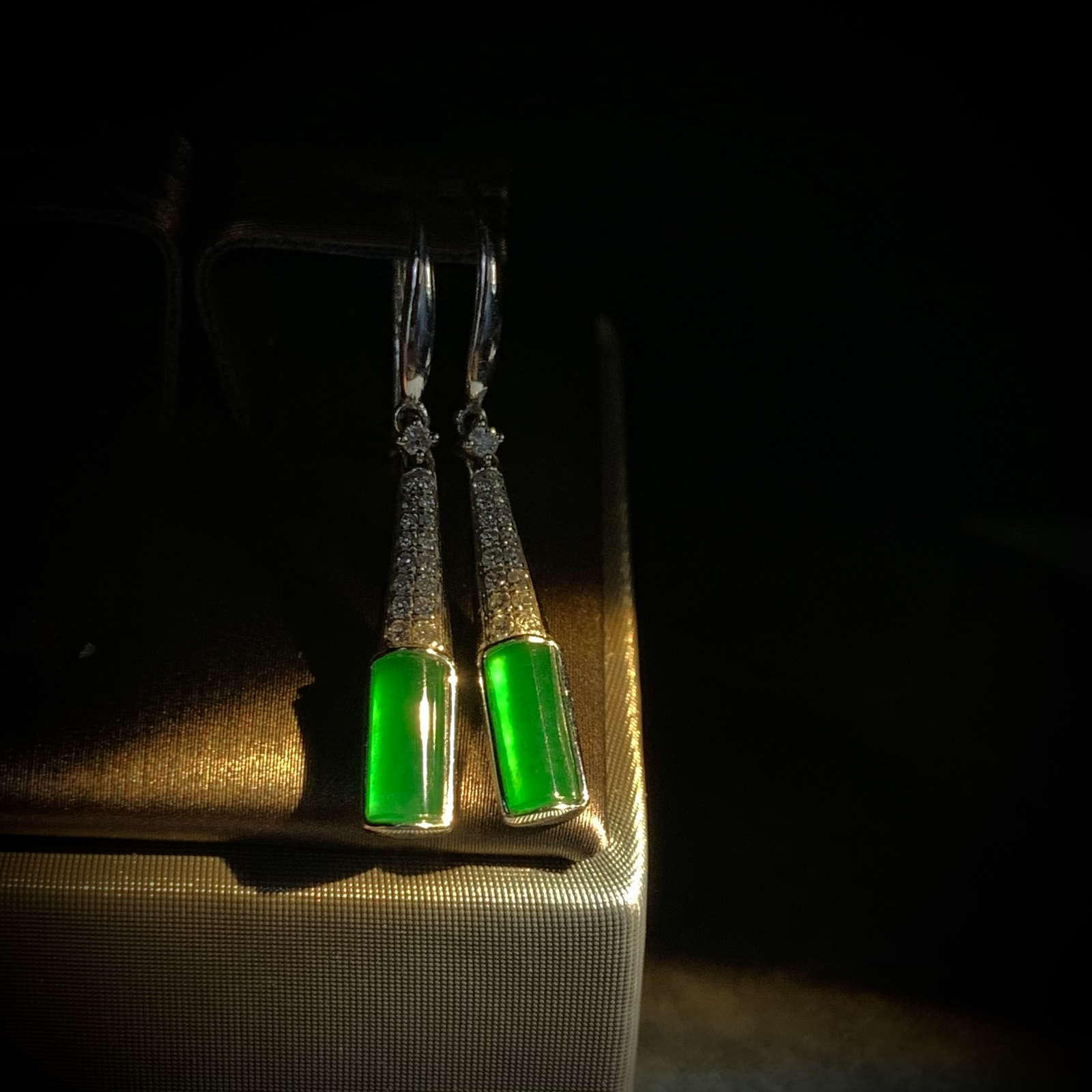 绿素面镶嵌耳坠，裸石8.2-4.2-3mm，
整体33-4.5-3mm，2.62g，
18K金，南非