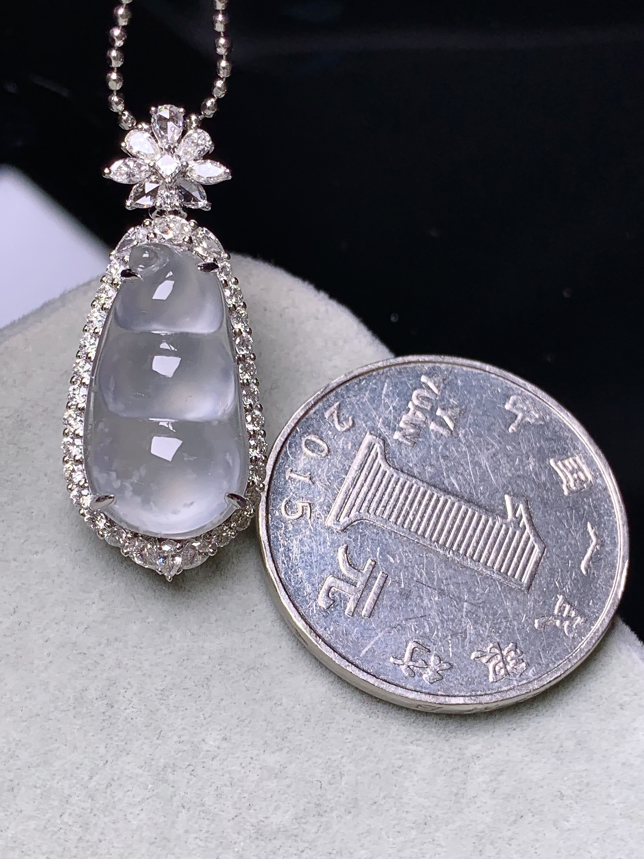 18k金钻镶嵌冰种四季豆吊坠 玉质细腻 色泽艳丽清新 水润亮眼 整体尺寸30*12.8*8.8c6