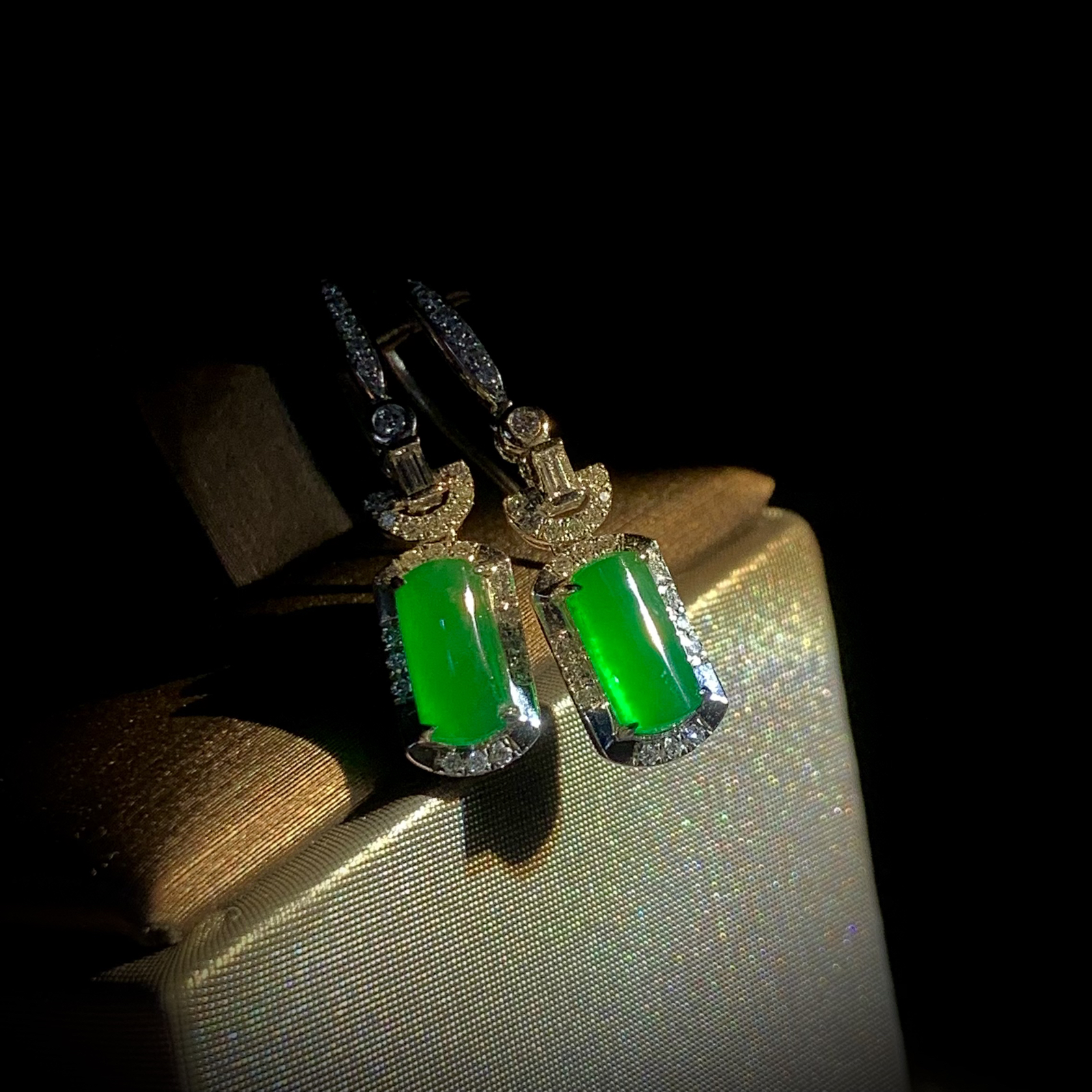 翡翠绿素面镶嵌耳坠，
裸石约8-4-2mm，整体27.2-5.8-5.6mm，
3.26g，18K金，南非钻，