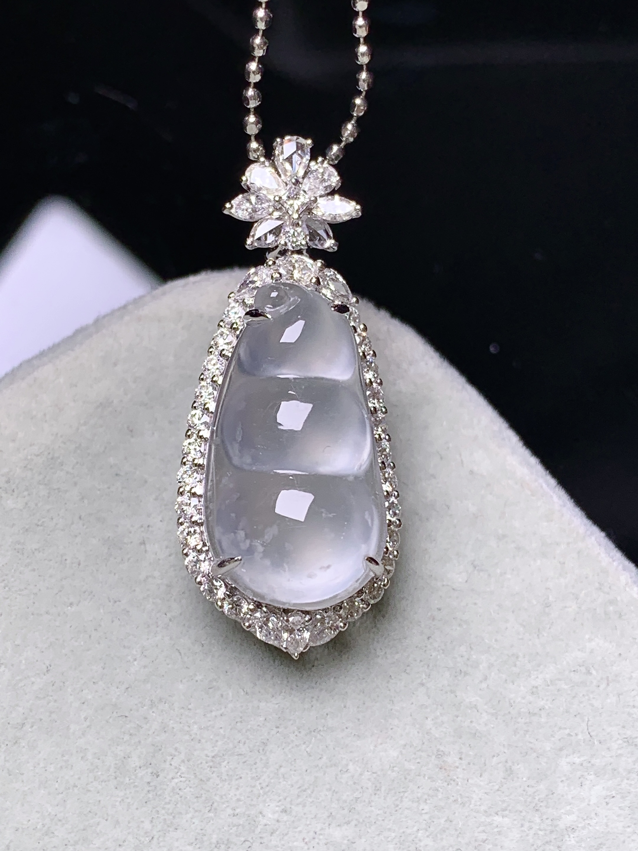 18k金钻镶嵌冰种四季豆吊坠 玉质细腻 色泽艳丽清新 水润亮眼 整体尺寸30*12.8*8.8c6