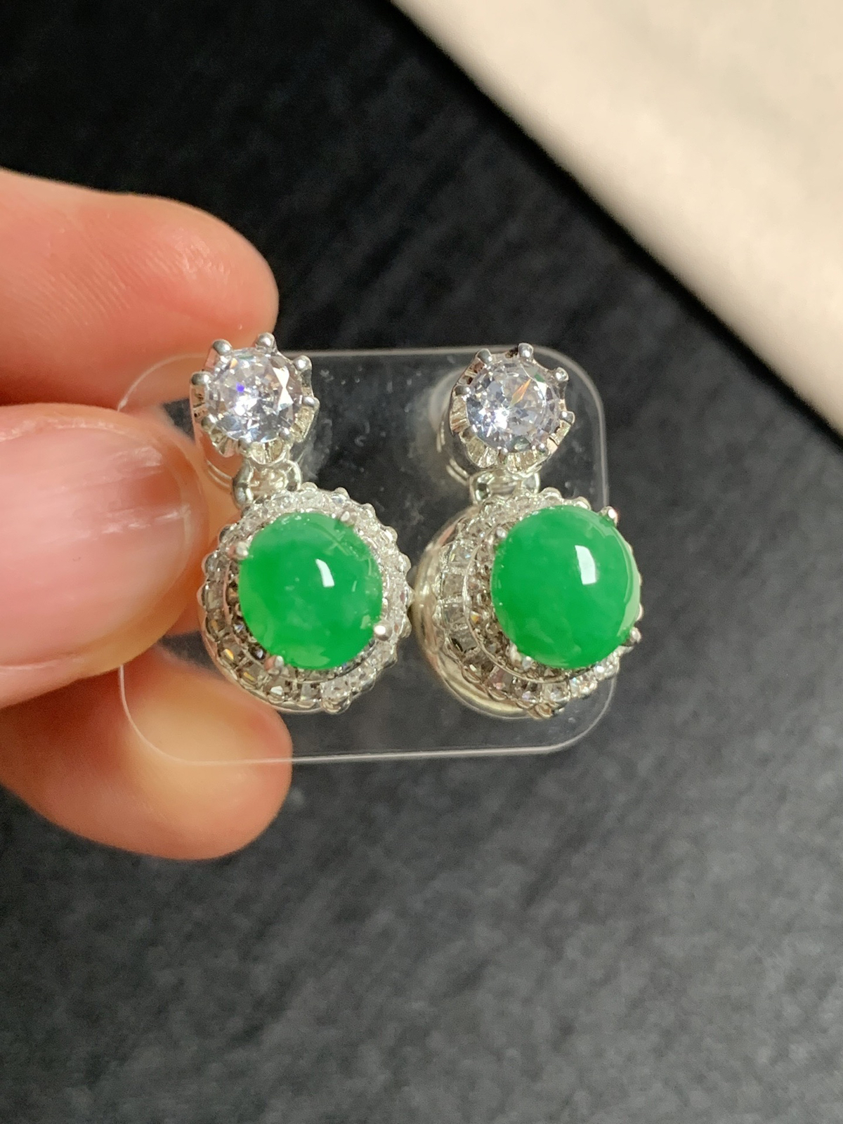 阳绿耳钉
种好色好品相好，色泽艳丽明亮，质地细腻水灵饱满圆润