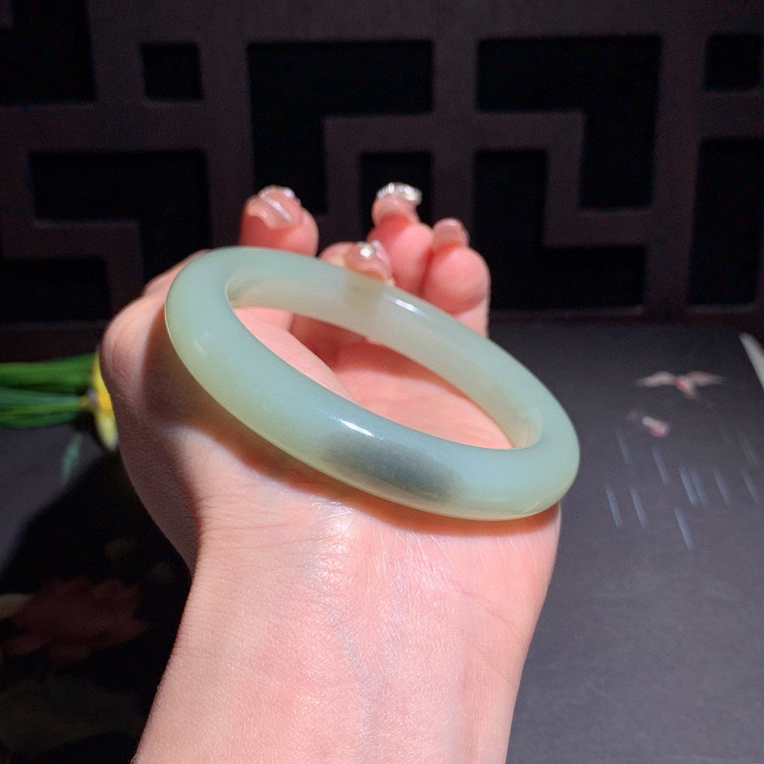 和田玉57圈口紫罗兰色手镯！玉质细腻油润 底色纯净 无裂无杂 脂粉好，品质好！