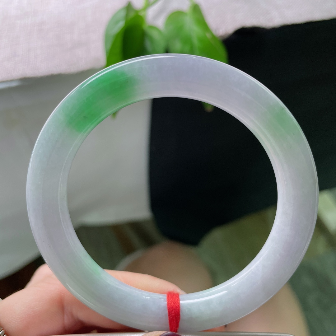 春彩圆条，肉质细腻干净，紫为云，花为鹤。 腕上便是蓬莱境。皮纹，ss57555a
