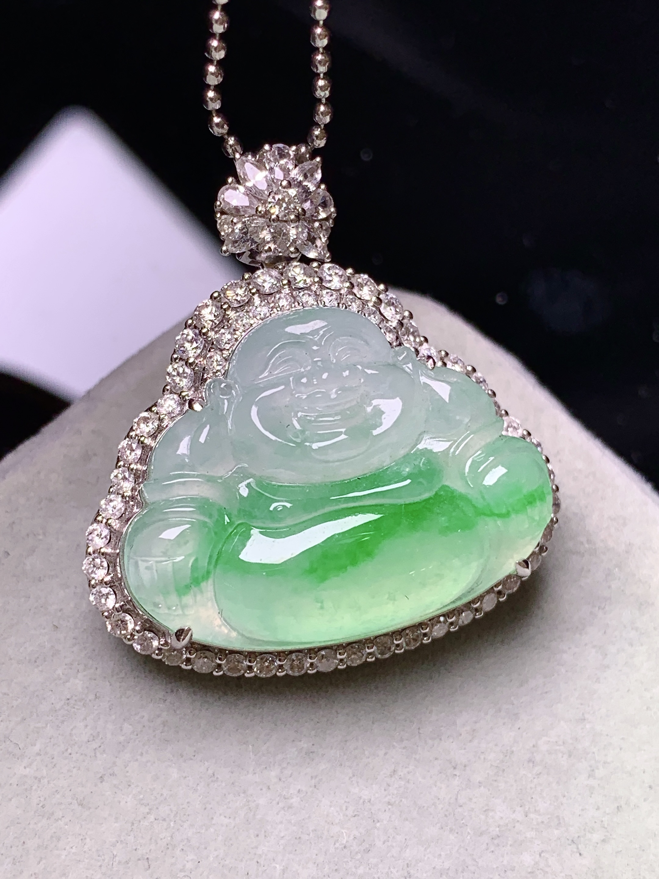 18k金钻镶嵌冰种飘绿佛公吊坠 玉质细腻 色泽艳丽清新 水润亮眼 整体尺寸29*26.8*10.8m4