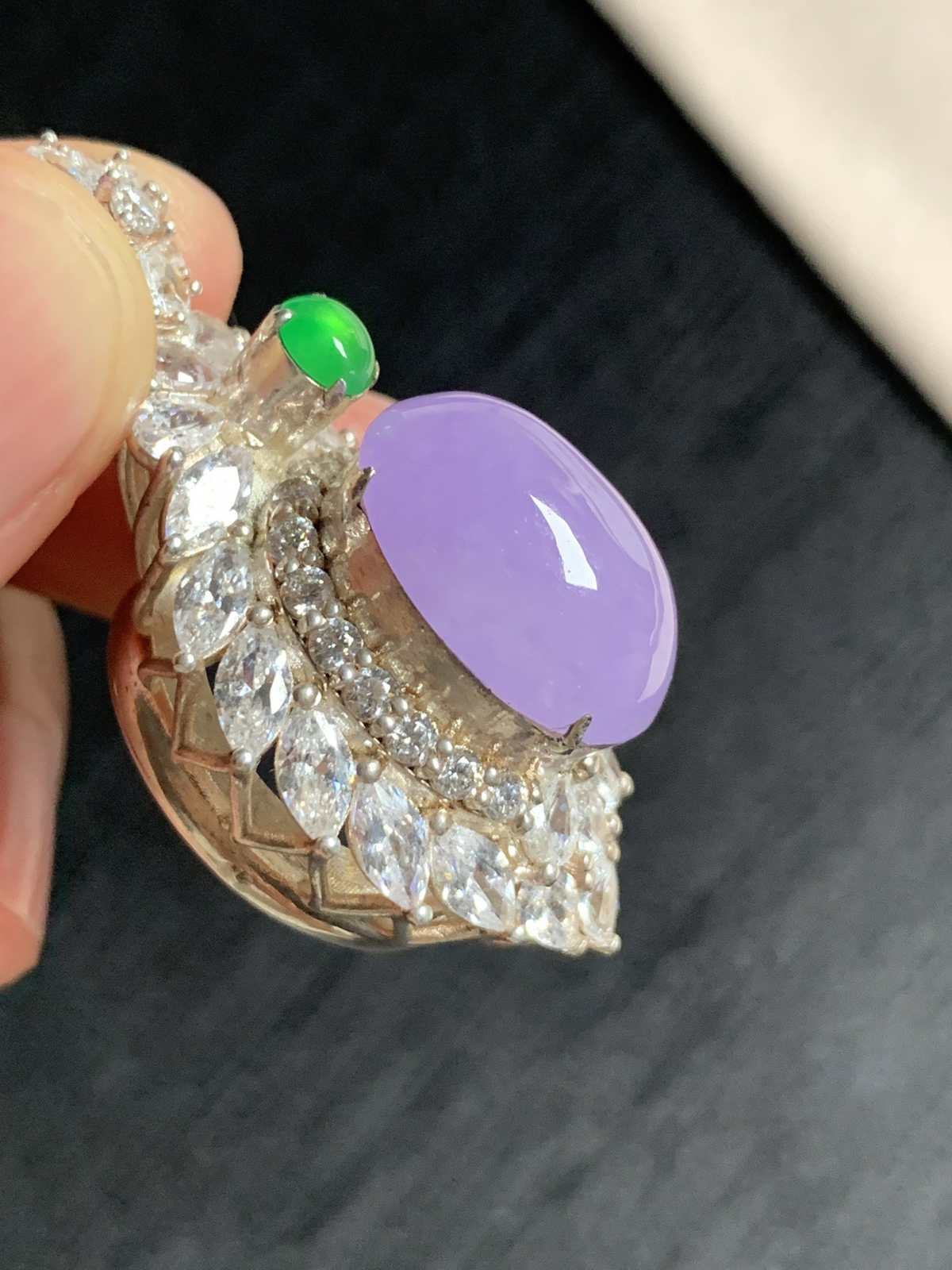 冰紫罗兰鸽子蛋吊坠
种好色美品相好，色泽浓郁艳丽，老坑种水灵饱满