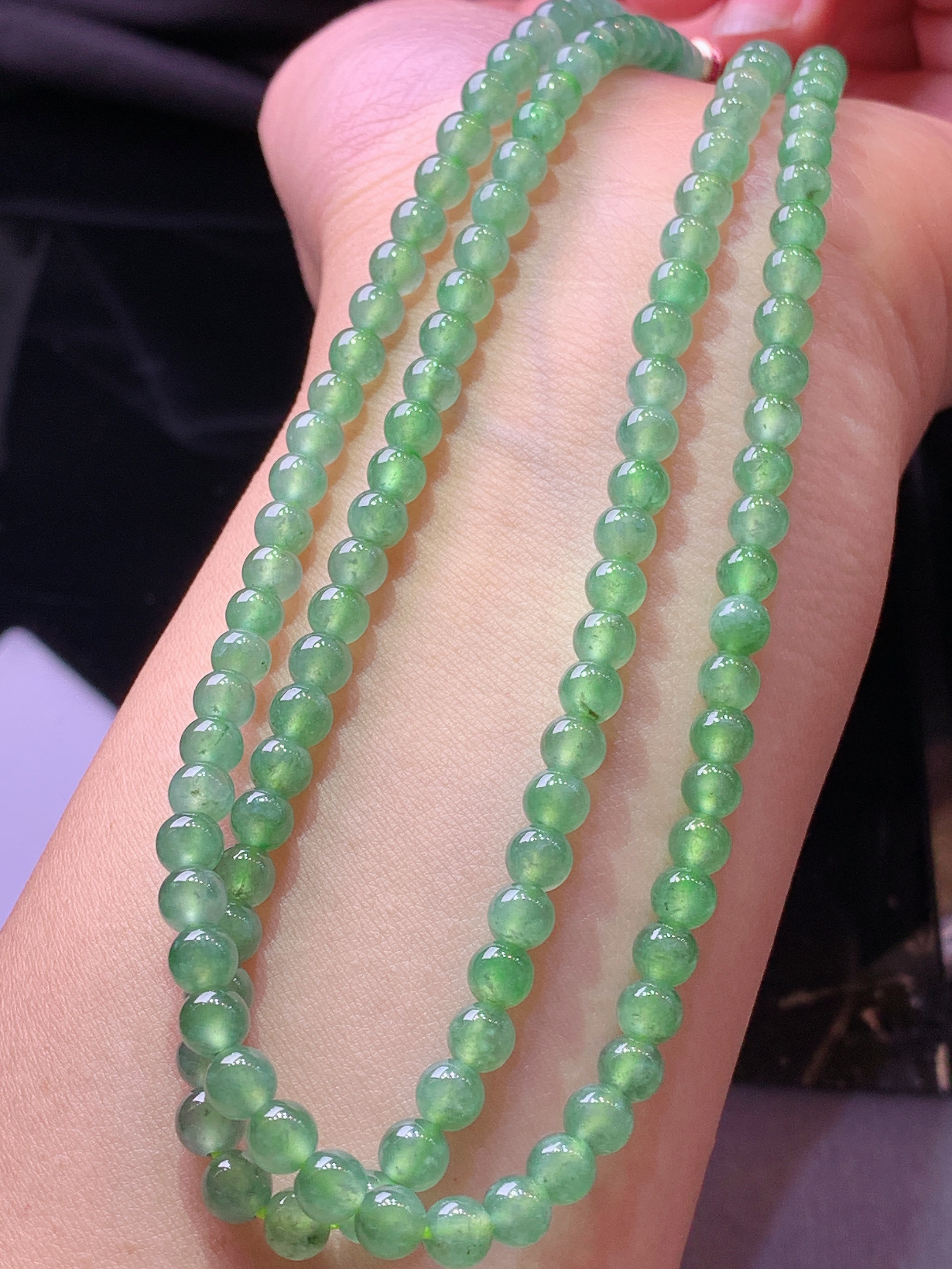 冰种浅绿项链 玉质细腻 色泽艳丽清新 水润亮眼 整体尺寸5c5