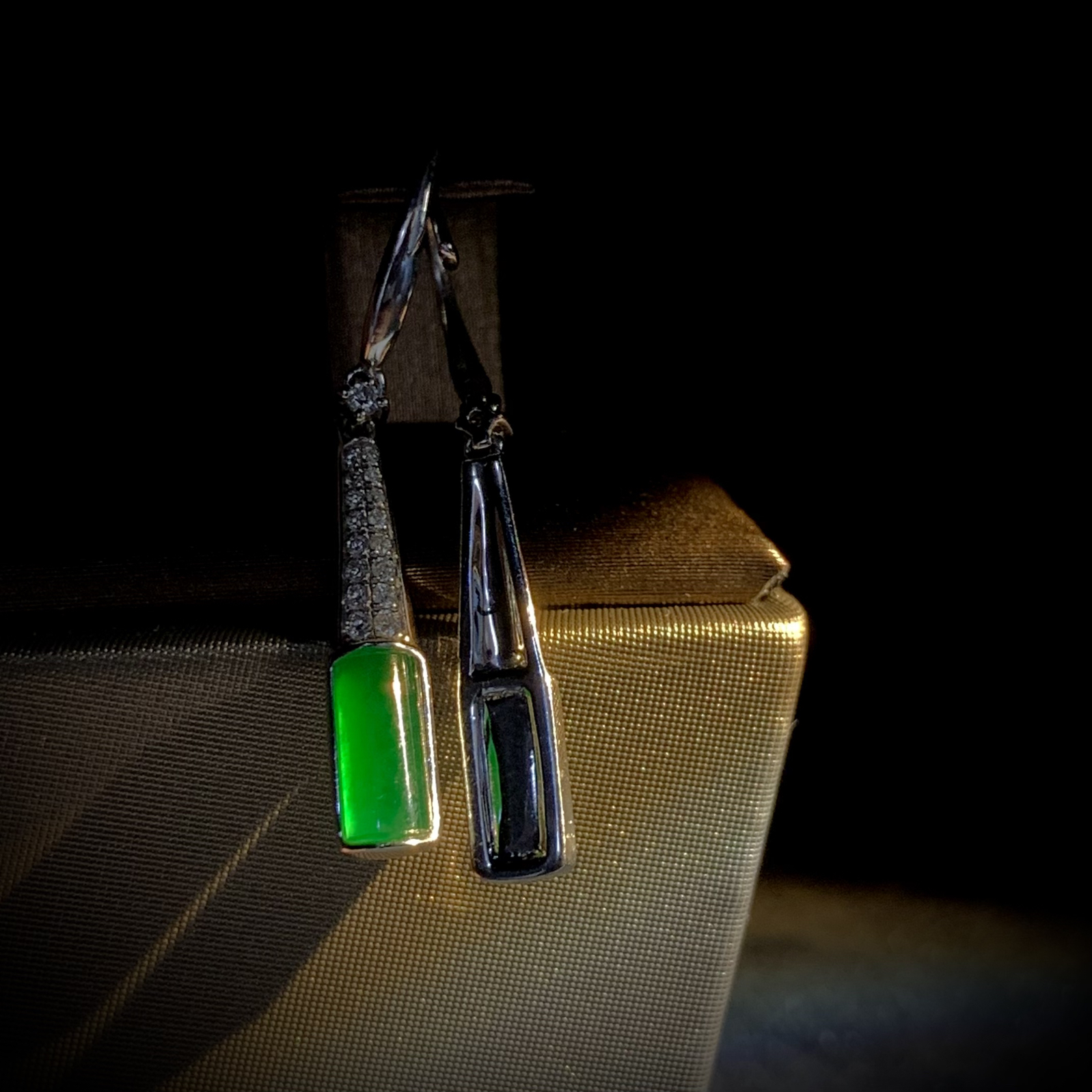 绿素面镶嵌耳坠，裸石8.2-4.2-3mm，
整体33-4.5-3mm，2.62g，
18K金，南非钻，