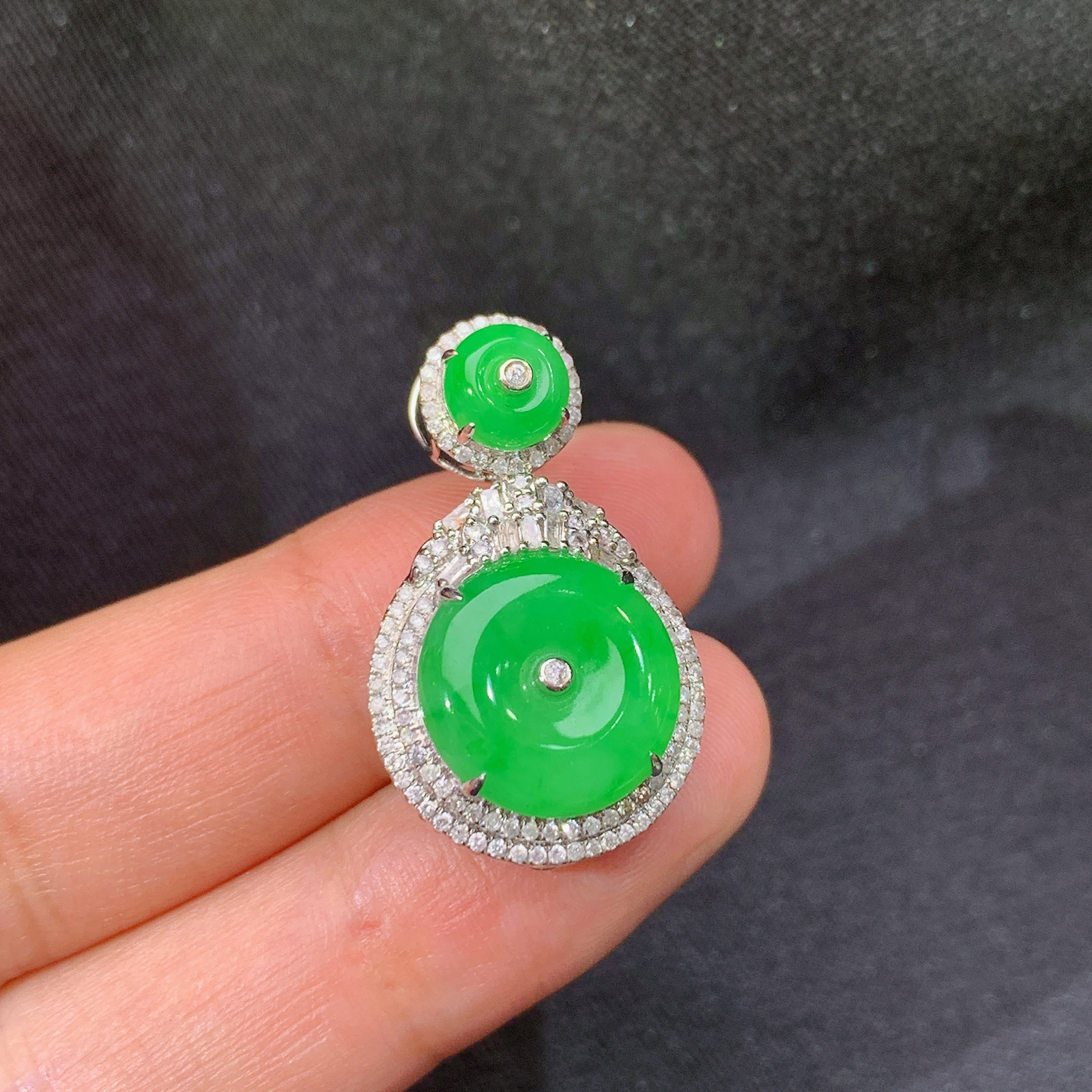 冰阳绿平安扣吊坠，18k金镶嵌，冰润色阳，玉质细腻，种水足，Aq 尺寸27.3*16.5*8.7