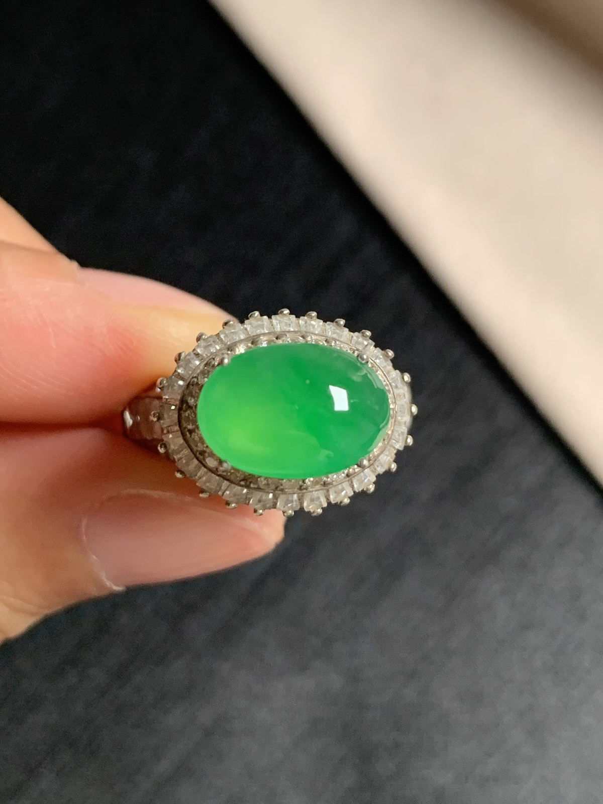 冰阳绿马鞍戒面
种好色好品相好，色泽艳丽明亮，老坑种冰透水灵