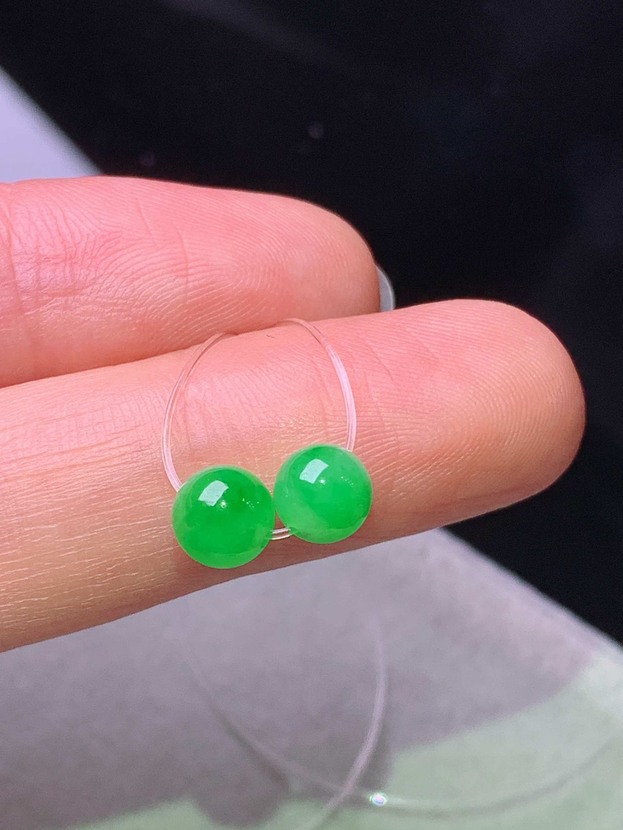 阳绿圆珠一对 玉质细腻 色泽艳丽清新 水润亮眼 整体尺寸5.8m5
