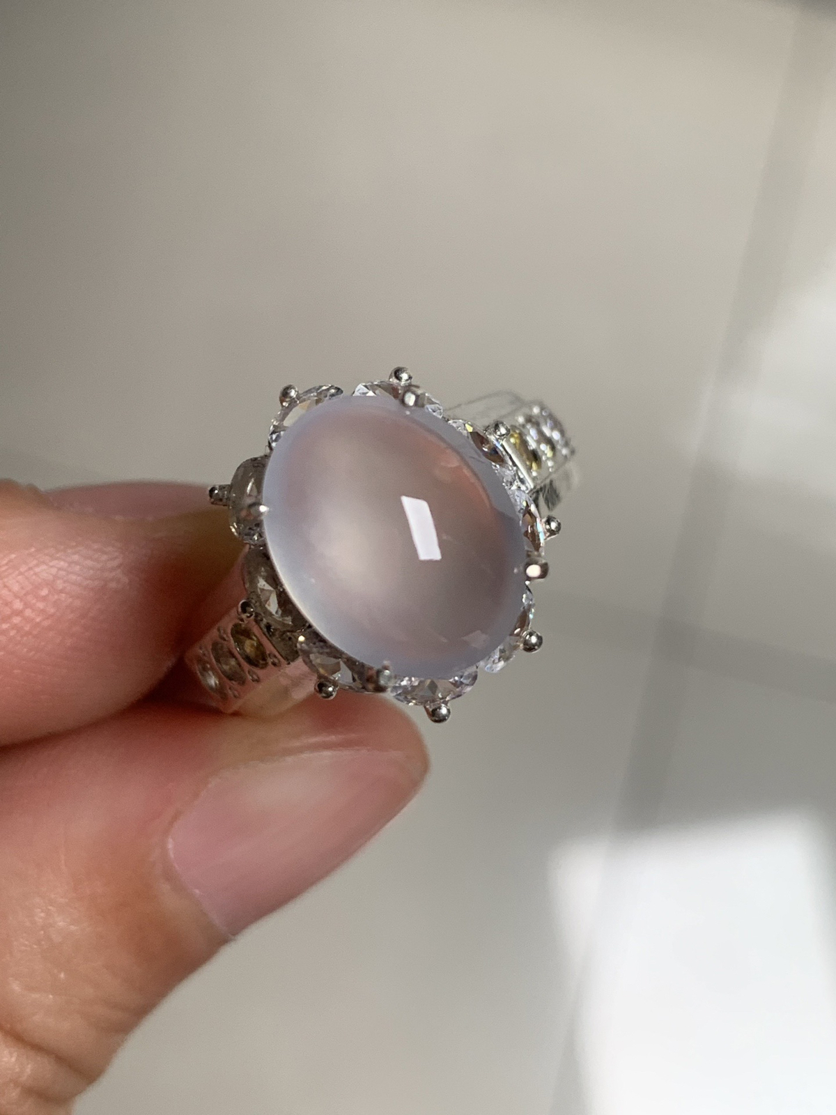 白冰戒面
老坑种冰透水灵，纯净饱满胶感十足