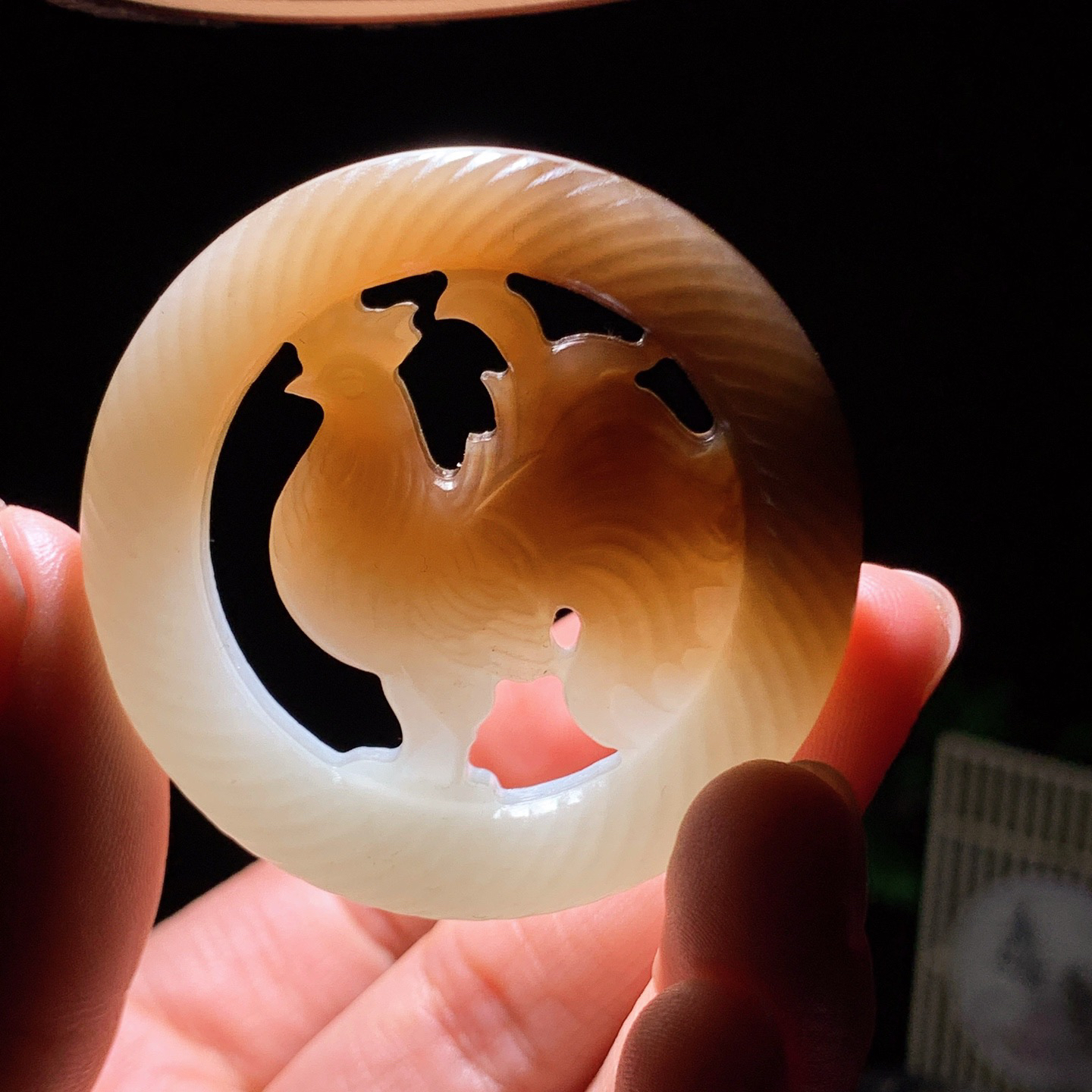 新疆和田玉且末糖吉祥如意鸡挂件 尺寸47/9重30.5克。玉质细腻油润。手推出油。佩戴高端典雅。lt260415