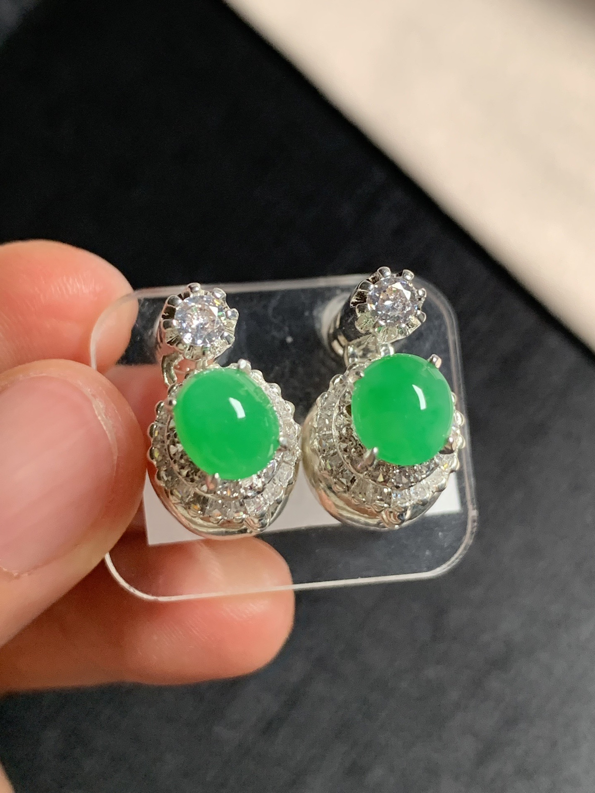 阳绿耳钉
种好色好品相好，颜色鲜艳明亮，质地细腻水灵饱满圆润